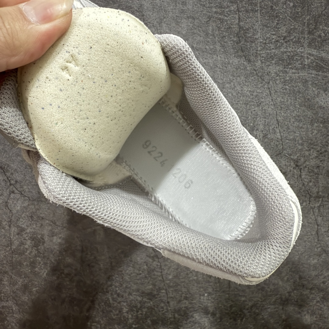 图片[8]-【总裁版本】顶级 Asics GEL-NYC系列 灰白 亚瑟士运动休闲透气专业跑鞋 行业领头版本 出货即巅峰 原鞋购入开发 原材料 原数据打造 完美版型 超完美做工 细节一步到位 原版对比无任何差别 #鞋面采用反绒皮与网布拼接 透气舒适兼具休闲时尚 结合简明的配色 展现品牌的传承及引领复古流行的主题 虎爪造型的LOGO  #鞋身稳定包裹系统 支撑鞋身 经典宽大鞋型配备防偏移设计提升包裹性 穿着舒适鞋面透气孔设计 提供透气性   尺码：36 37 37.5 38 39 40 40.5 41.5 42 42.5 43.5 44 44.5 45 46 47-选品中心