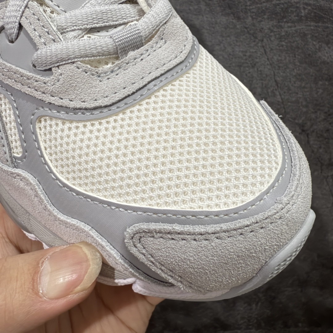 图片[5]-【总裁版本】顶级 Asics GEL-NYC系列 灰白 亚瑟士运动休闲透气专业跑鞋 行业领头版本 出货即巅峰 原鞋购入开发 原材料 原数据打造 完美版型 超完美做工 细节一步到位 原版对比无任何差别 #鞋面采用反绒皮与网布拼接 透气舒适兼具休闲时尚 结合简明的配色 展现品牌的传承及引领复古流行的主题 虎爪造型的LOGO  #鞋身稳定包裹系统 支撑鞋身 经典宽大鞋型配备防偏移设计提升包裹性 穿着舒适鞋面透气孔设计 提供透气性   尺码：36 37 37.5 38 39 40 40.5 41.5 42 42.5 43.5 44 44.5 45 46 47-选品中心