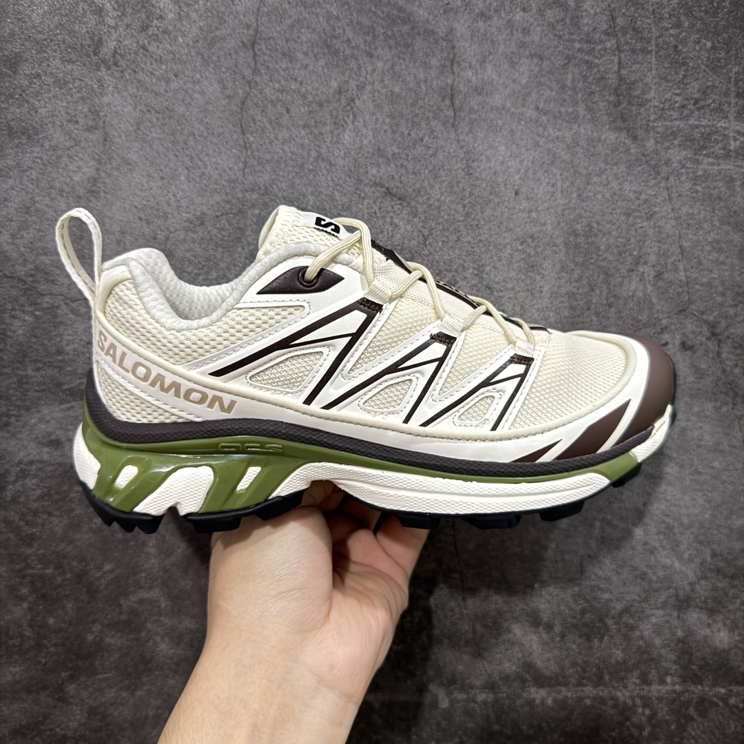 【绿x版】 Salomon XT-6 Expanse Canvas 萨洛蒙复古潮流户外机能登山跑鞋 二代米绿色 478085 纯原外贸平台特供订单 市场最高版 区别市场货 耗时半年巨作 全套原纸板楦头开发 原厂特供网布配套加持 确保原汁原味 完美呈现版型 原档数据独家私模五层组合大底 男女鞋同步官方开发至46.5 原装Ortholite轻量化鞋垫 中底布带钢印编号 原厂TPU锁扣 进口港宝加持 后跟自然饱满 还原公司包裹性 鞋面以“锯齿”状的包裹系统呈现 在基色底之下加入了各种色点缀 将公司的最新技术和时尚前卫的造型融入耐用的长跑款式中 鞋面由 TPU 薄膜制成 并焊接在高耐磨网眼上 使其既时尚又坚固 由 ACS底盘支撑 可增强稳定性和支撑力 以及由橡胶凸耳 Contragrip外底覆盖的 EVA 缓冲中底 旨在应对崎岖的地形 鞋舌上的彩色Salomon 标签、Quicklace 系统以及鞋头、鞋舌和鞋跟上的附加品牌使细节更加完美 让穿着者可以轻松驾驭户外与通勤下的任何运动生活场景 无缝鞋身户外随意纵横 颜值与脚感兼备 出街通勤 绝对非常吸睛 你值得拥有 尺码:36-46.5-选品中心