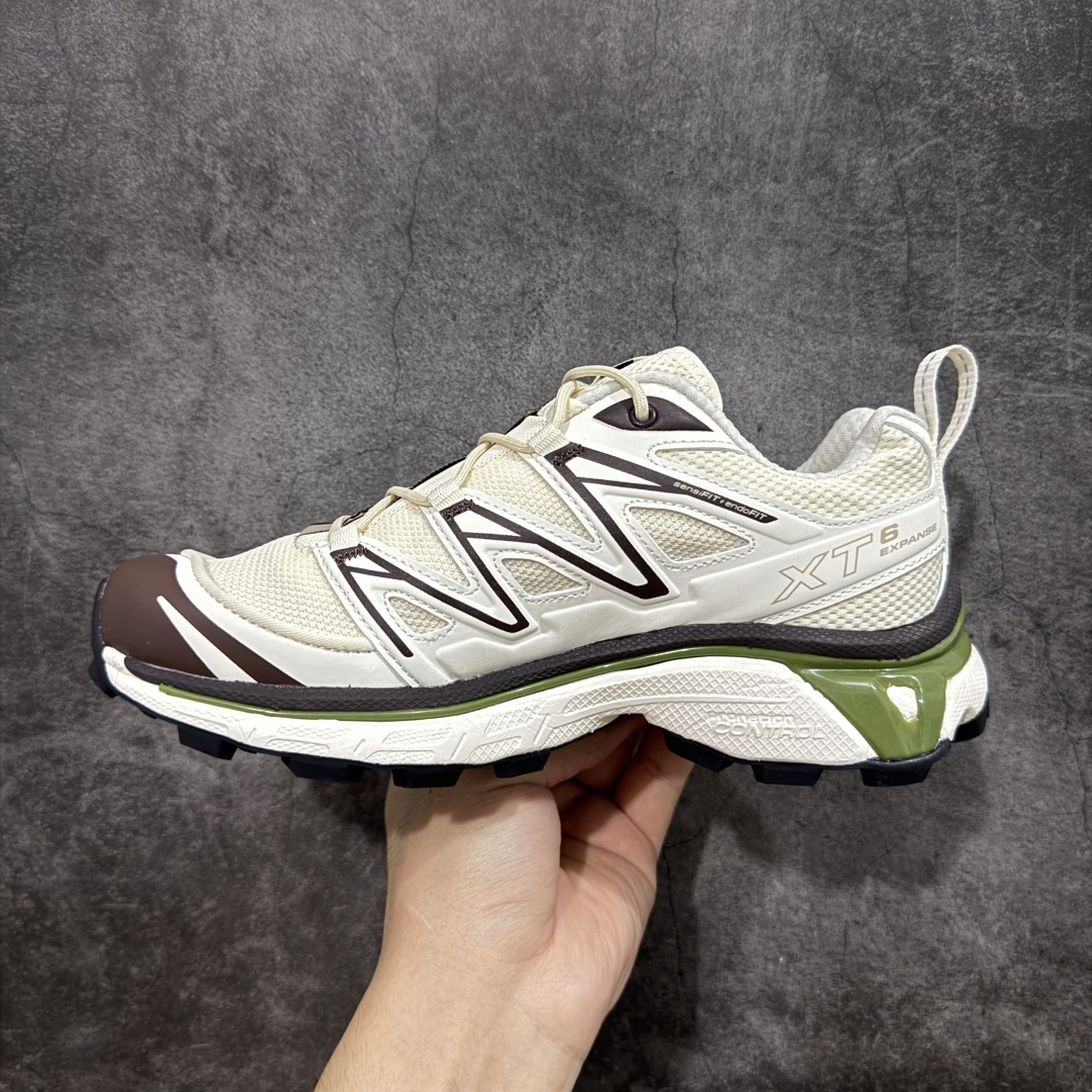 图片[2]-【绿x版】 Salomon XT-6 Expanse Canvas 萨洛蒙复古潮流户外机能登山跑鞋 二代米绿色 478085 纯原外贸平台特供订单 市场最高版 区别市场货 耗时半年巨作 全套原纸板楦头开发 原厂特供网布配套加持 确保原汁原味 完美呈现版型 原档数据独家私模五层组合大底 男女鞋同步官方开发至46.5 原装Ortholite轻量化鞋垫 中底布带钢印编号 原厂TPU锁扣 进口港宝加持 后跟自然饱满 还原公司包裹性 鞋面以“锯齿”状的包裹系统呈现 在基色底之下加入了各种色点缀 将公司的最新技术和时尚前卫的造型融入耐用的长跑款式中 鞋面由 TPU 薄膜制成 并焊接在高耐磨网眼上 使其既时尚又坚固 由 ACS底盘支撑 可增强稳定性和支撑力 以及由橡胶凸耳 Contragrip外底覆盖的 EVA 缓冲中底 旨在应对崎岖的地形 鞋舌上的彩色Salomon 标签、Quicklace 系统以及鞋头、鞋舌和鞋跟上的附加品牌使细节更加完美 让穿着者可以轻松驾驭户外与通勤下的任何运动生活场景 无缝鞋身户外随意纵横 颜值与脚感兼备 出街通勤 绝对非常吸睛 你值得拥有 尺码：36-46.5-选品中心