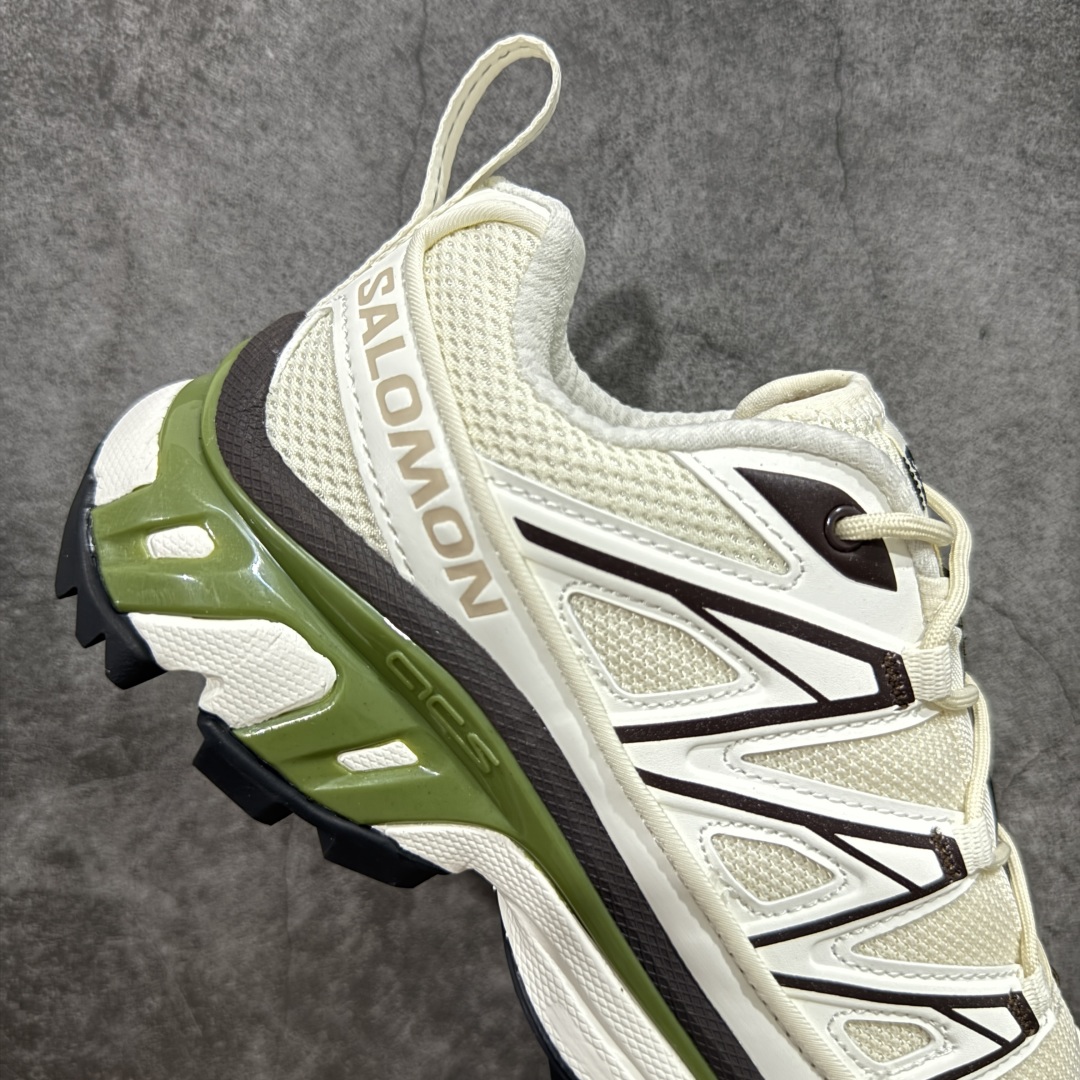 图片[7]-【绿x版】 Salomon XT-6 Expanse Canvas 萨洛蒙复古潮流户外机能登山跑鞋 二代米绿色 478085 纯原外贸平台特供订单 市场最高版 区别市场货 耗时半年巨作 全套原纸板楦头开发 原厂特供网布配套加持 确保原汁原味 完美呈现版型 原档数据独家私模五层组合大底 男女鞋同步官方开发至46.5 原装Ortholite轻量化鞋垫 中底布带钢印编号 原厂TPU锁扣 进口港宝加持 后跟自然饱满 还原公司包裹性 鞋面以“锯齿”状的包裹系统呈现 在基色底之下加入了各种色点缀 将公司的最新技术和时尚前卫的造型融入耐用的长跑款式中 鞋面由 TPU 薄膜制成 并焊接在高耐磨网眼上 使其既时尚又坚固 由 ACS底盘支撑 可增强稳定性和支撑力 以及由橡胶凸耳 Contragrip外底覆盖的 EVA 缓冲中底 旨在应对崎岖的地形 鞋舌上的彩色Salomon 标签、Quicklace 系统以及鞋头、鞋舌和鞋跟上的附加品牌使细节更加完美 让穿着者可以轻松驾驭户外与通勤下的任何运动生活场景 无缝鞋身户外随意纵横 颜值与脚感兼备 出街通勤 绝对非常吸睛 你值得拥有 尺码：36-46.5-选品中心