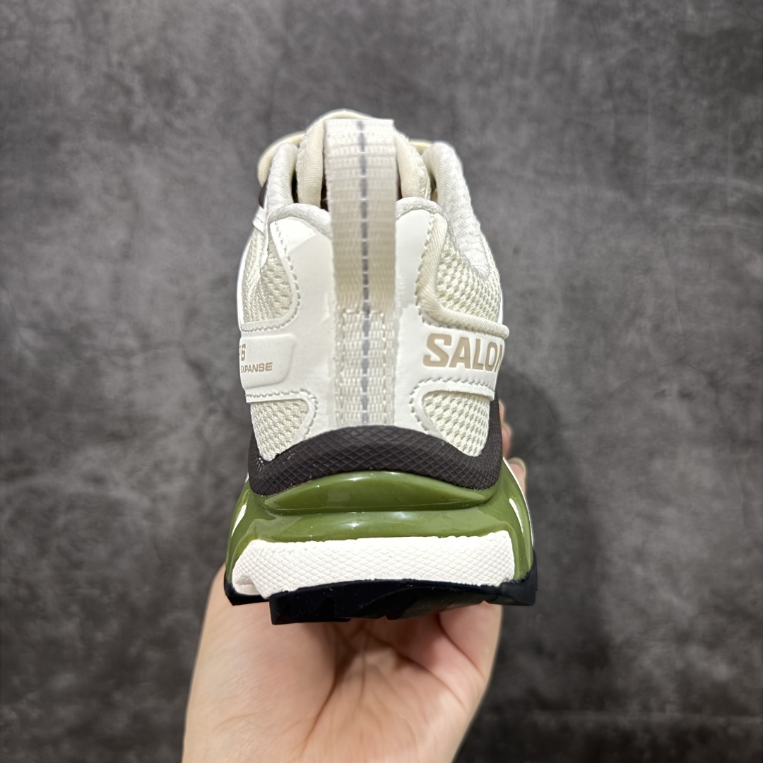 图片[3]-【绿x版】 Salomon XT-6 Expanse Canvas 萨洛蒙复古潮流户外机能登山跑鞋 二代米绿色 478085 纯原外贸平台特供订单 市场最高版 区别市场货 耗时半年巨作 全套原纸板楦头开发 原厂特供网布配套加持 确保原汁原味 完美呈现版型 原档数据独家私模五层组合大底 男女鞋同步官方开发至46.5 原装Ortholite轻量化鞋垫 中底布带钢印编号 原厂TPU锁扣 进口港宝加持 后跟自然饱满 还原公司包裹性 鞋面以“锯齿”状的包裹系统呈现 在基色底之下加入了各种色点缀 将公司的最新技术和时尚前卫的造型融入耐用的长跑款式中 鞋面由 TPU 薄膜制成 并焊接在高耐磨网眼上 使其既时尚又坚固 由 ACS底盘支撑 可增强稳定性和支撑力 以及由橡胶凸耳 Contragrip外底覆盖的 EVA 缓冲中底 旨在应对崎岖的地形 鞋舌上的彩色Salomon 标签、Quicklace 系统以及鞋头、鞋舌和鞋跟上的附加品牌使细节更加完美 让穿着者可以轻松驾驭户外与通勤下的任何运动生活场景 无缝鞋身户外随意纵横 颜值与脚感兼备 出街通勤 绝对非常吸睛 你值得拥有 尺码：36-46.5-选品中心
