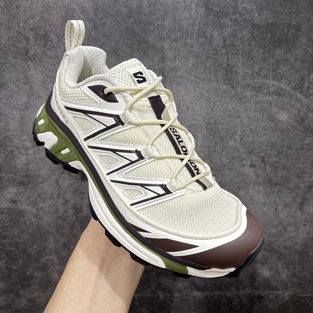 图片[4]-【绿x版】 Salomon XT-6 Expanse Canvas 萨洛蒙复古潮流户外机能登山跑鞋 二代米绿色 478085 纯原外贸平台特供订单 市场最高版 区别市场货 耗时半年巨作 全套原纸板楦头开发 原厂特供网布配套加持 确保原汁原味 完美呈现版型 原档数据独家私模五层组合大底 男女鞋同步官方开发至46.5 原装Ortholite轻量化鞋垫 中底布带钢印编号 原厂TPU锁扣 进口港宝加持 后跟自然饱满 还原公司包裹性 鞋面以“锯齿”状的包裹系统呈现 在基色底之下加入了各种色点缀 将公司的最新技术和时尚前卫的造型融入耐用的长跑款式中 鞋面由 TPU 薄膜制成 并焊接在高耐磨网眼上 使其既时尚又坚固 由 ACS底盘支撑 可增强稳定性和支撑力 以及由橡胶凸耳 Contragrip外底覆盖的 EVA 缓冲中底 旨在应对崎岖的地形 鞋舌上的彩色Salomon 标签、Quicklace 系统以及鞋头、鞋舌和鞋跟上的附加品牌使细节更加完美 让穿着者可以轻松驾驭户外与通勤下的任何运动生活场景 无缝鞋身户外随意纵横 颜值与脚感兼备 出街通勤 绝对非常吸睛 你值得拥有 尺码：36-46.5-选品中心