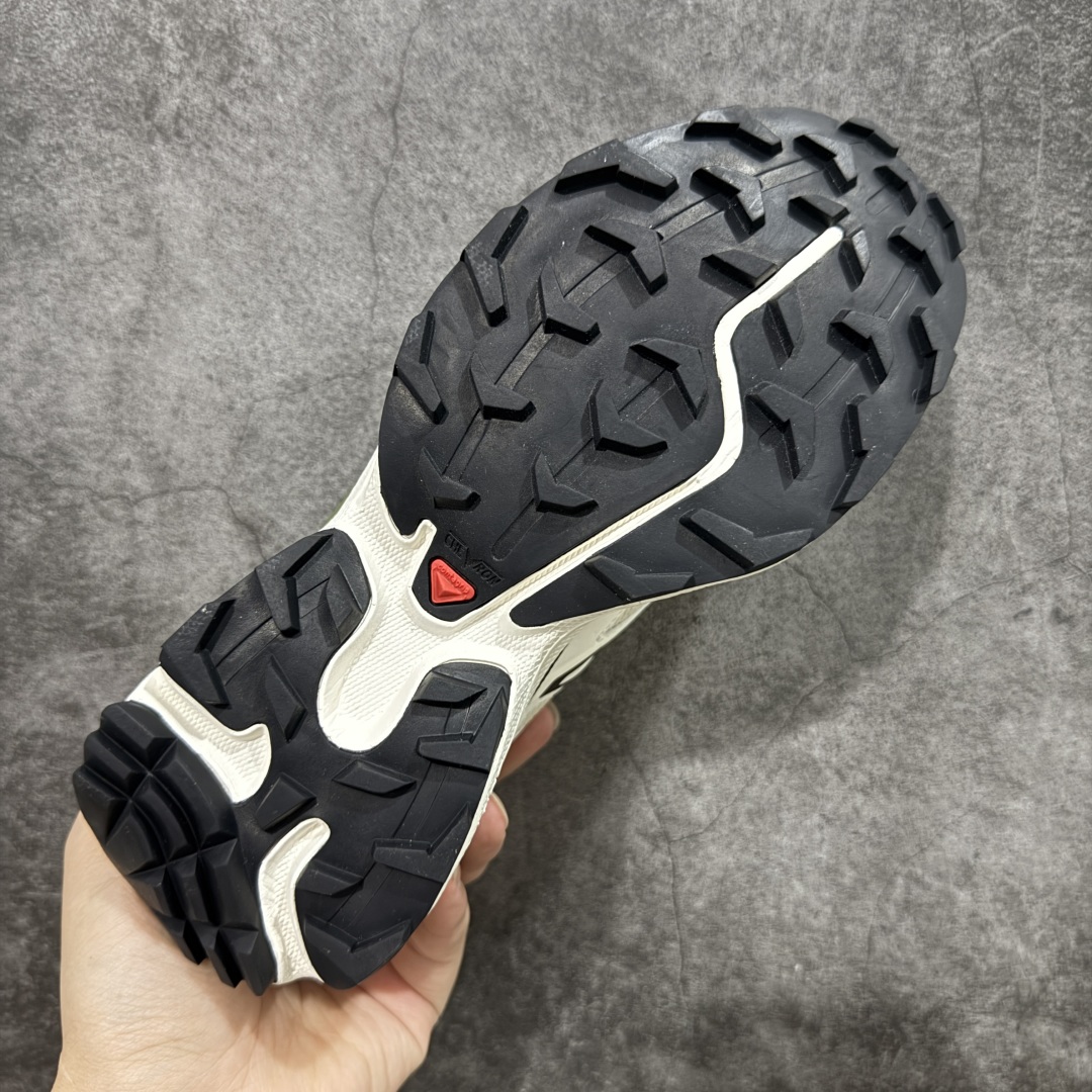 图片[9]-【绿x版】 Salomon XT-6 Expanse Canvas 萨洛蒙复古潮流户外机能登山跑鞋 二代米绿色 478085 纯原外贸平台特供订单 市场最高版 区别市场货 耗时半年巨作 全套原纸板楦头开发 原厂特供网布配套加持 确保原汁原味 完美呈现版型 原档数据独家私模五层组合大底 男女鞋同步官方开发至46.5 原装Ortholite轻量化鞋垫 中底布带钢印编号 原厂TPU锁扣 进口港宝加持 后跟自然饱满 还原公司包裹性 鞋面以“锯齿”状的包裹系统呈现 在基色底之下加入了各种色点缀 将公司的最新技术和时尚前卫的造型融入耐用的长跑款式中 鞋面由 TPU 薄膜制成 并焊接在高耐磨网眼上 使其既时尚又坚固 由 ACS底盘支撑 可增强稳定性和支撑力 以及由橡胶凸耳 Contragrip外底覆盖的 EVA 缓冲中底 旨在应对崎岖的地形 鞋舌上的彩色Salomon 标签、Quicklace 系统以及鞋头、鞋舌和鞋跟上的附加品牌使细节更加完美 让穿着者可以轻松驾驭户外与通勤下的任何运动生活场景 无缝鞋身户外随意纵横 颜值与脚感兼备 出街通勤 绝对非常吸睛 你值得拥有 尺码：36-46.5-选品中心
