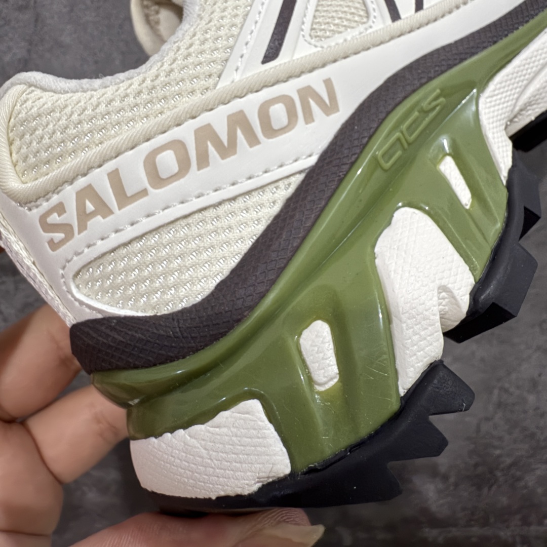 图片[3]-【绿x版】 Salomon XT-6 Expanse Canvas 萨洛蒙复古潮流户外机能登山跑鞋 二代米绿色 478085 纯原外贸平台特供订单 市场最高版 区别市场货 耗时半年巨作 全套原纸板楦头开发 原厂特供网布配套加持 确保原汁原味 完美呈现版型 原档数据独家私模五层组合大底 男女鞋同步官方开发至46.5 原装Ortholite轻量化鞋垫 中底布带钢印编号 原厂TPU锁扣 进口港宝加持 后跟自然饱满 还原公司包裹性 鞋面以“锯齿”状的包裹系统呈现 在基色底之下加入了各种色点缀 将公司的最新技术和时尚前卫的造型融入耐用的长跑款式中 鞋面由 TPU 薄膜制成 并焊接在高耐磨网眼上 使其既时尚又坚固 由 ACS底盘支撑 可增强稳定性和支撑力 以及由橡胶凸耳 Contragrip外底覆盖的 EVA 缓冲中底 旨在应对崎岖的地形 鞋舌上的彩色Salomon 标签、Quicklace 系统以及鞋头、鞋舌和鞋跟上的附加品牌使细节更加完美 让穿着者可以轻松驾驭户外与通勤下的任何运动生活场景 无缝鞋身户外随意纵横 颜值与脚感兼备 出街通勤 绝对非常吸睛 你值得拥有 尺码：36-46.5-选品中心