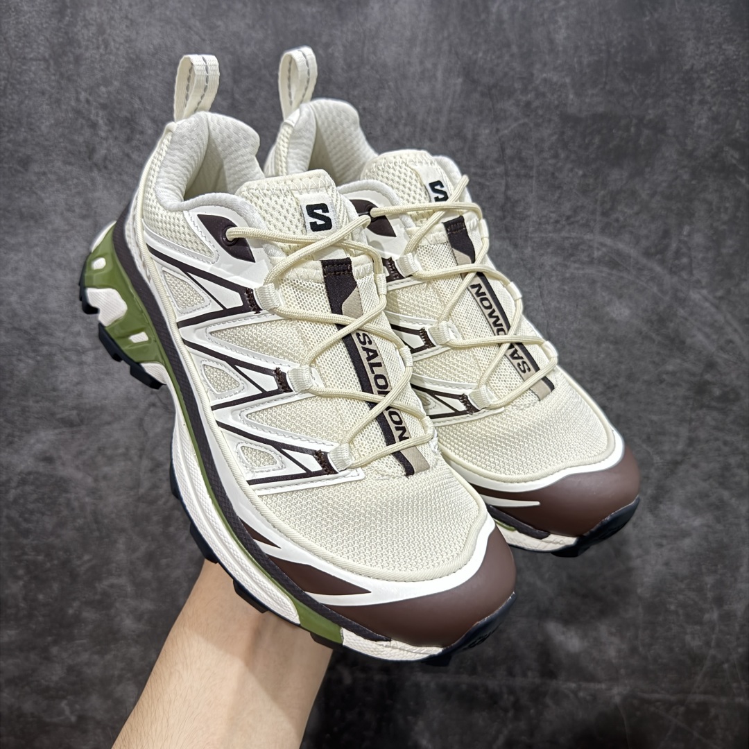 【绿x版】 Salomon XT-6 Expanse Canvas 萨洛蒙复古潮流户外机能登山跑鞋 二代米绿色 478085 纯原外贸平台特供订单 市场最高版 区别市场货 耗时半年巨作 全套原纸板楦头开发 原厂特供网布配套加持 确保原汁原味 完美呈现版型 原档数据独家私模五层组合大底 男女鞋同步官方开发至46.5 原装Ortholite轻量化鞋垫 中底布带钢印编号 原厂TPU锁扣 进口港宝加持 后跟自然饱满 还原公司包裹性 鞋面以“锯齿”状的包裹系统呈现 在基色底之下加入了各种色点缀 将公司的最新技术和时尚前卫的造型融入耐用的长跑款式中 鞋面由 TPU 薄膜制成 并焊接在高耐磨网眼上 使其既时尚又坚固 由 ACS底盘支撑 可增强稳定性和支撑力 以及由橡胶凸耳 Contragrip外底覆盖的 EVA 缓冲中底 旨在应对崎岖的地形 鞋舌上的彩色Salomon 标签、Quicklace 系统以及鞋头、鞋舌和鞋跟上的附加品牌使细节更加完美 让穿着者可以轻松驾驭户外与通勤下的任何运动生活场景 无缝鞋身户外随意纵横 颜值与脚感兼备 出街通勤 绝对非常吸睛 你值得拥有 尺码:36-46.5-选品中心