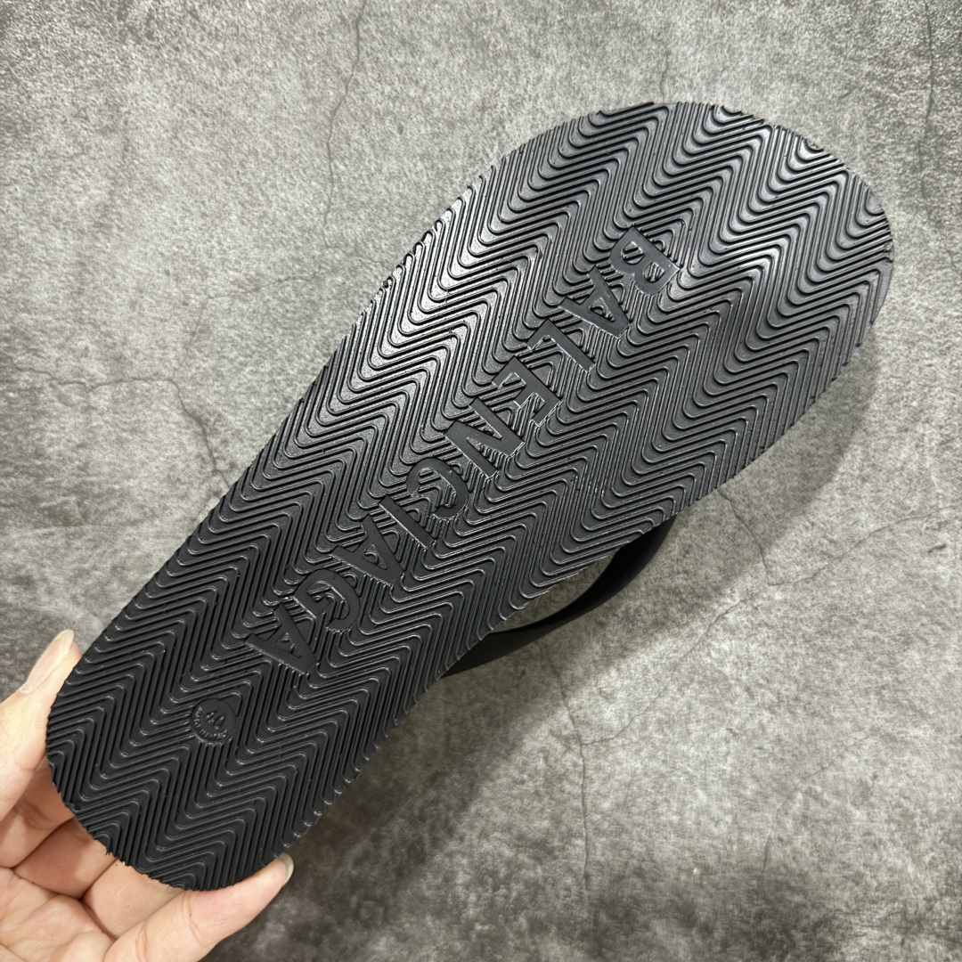  
【纯原】巴黎世家 TRACK SNEAKER RECY CLED 经典百搭简约人字拖 夏季家居沙滩街