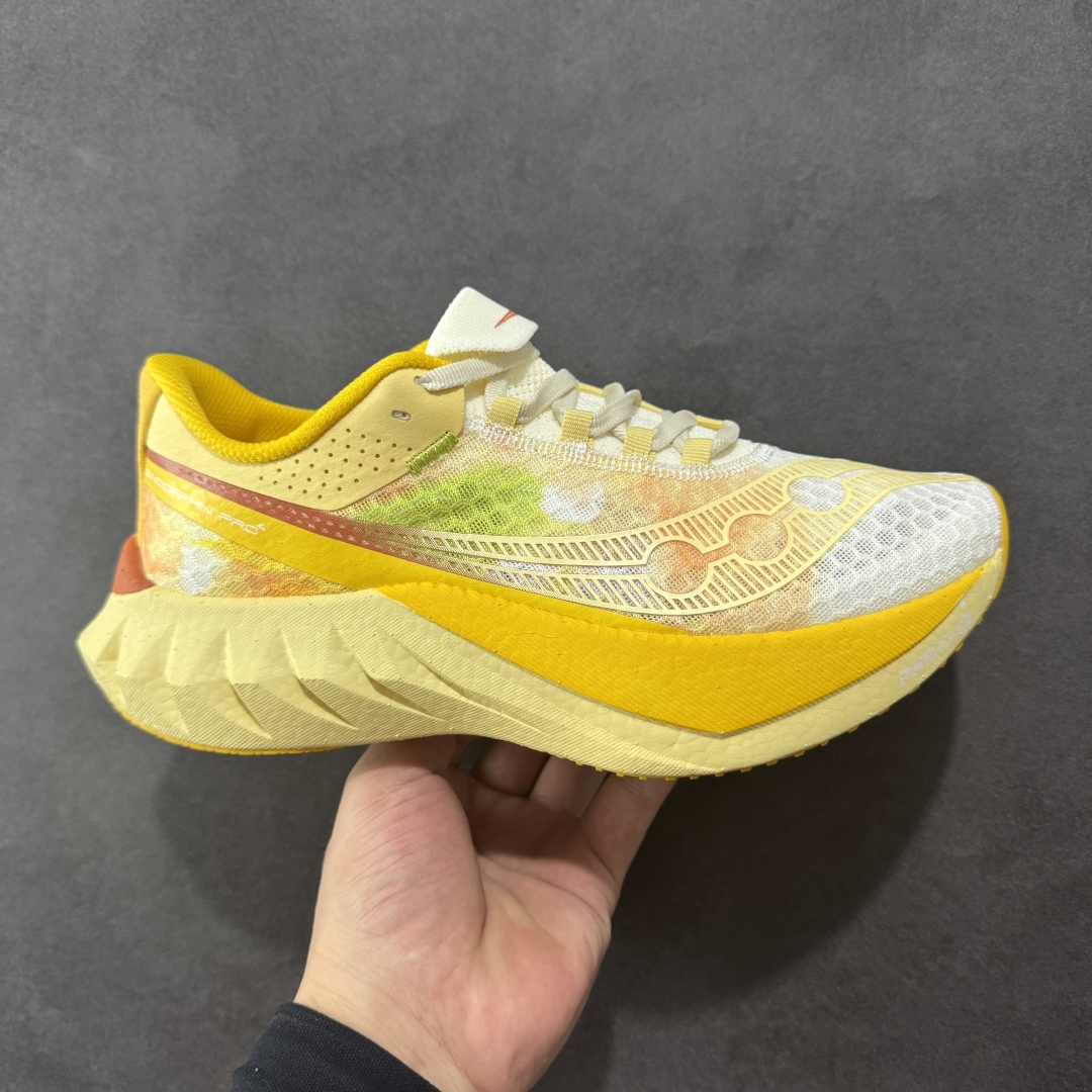 【LX纯原版】SAUCONY索康尼 ENDORPHIN PRO4 啡鹏系列 男女低帮缓震跑步鞋 注意区分市场公司级 品质细节有明显区别 索康尼推出的跑鞋是一款外观激进但脚感舒适的跑鞋 采用了全新的中底设计和鞋面工程 保留了软弹脚感和稳定支撑 适合进阶跑者和喜欢软弹脚感的跑者选择 尺码:36-46带半码-选品中心