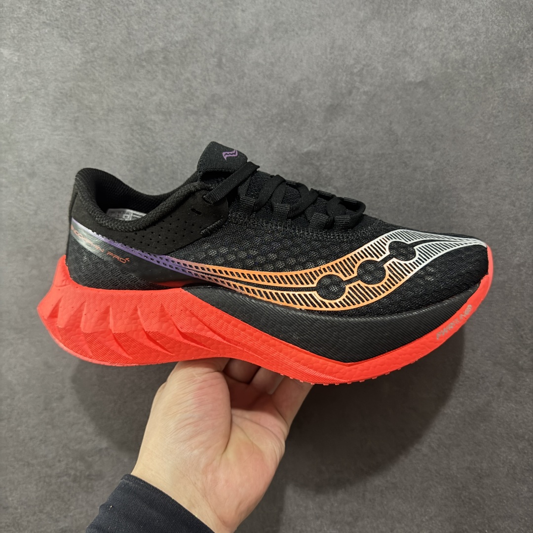 【LX纯原版】SAUCONY索康尼 ENDORPHIN PRO4 啡鹏系列 男女低帮缓震跑步鞋 注意区分市场公司级 品质细节有明显区别 索康尼推出的跑鞋是一款外观激进但脚感舒适的跑鞋 采用了全新的中底设计和鞋面工程 保留了软弹脚感和稳定支撑 适合进阶跑者和喜欢软弹脚感的跑者选择 尺码:36-46带半码-选品中心