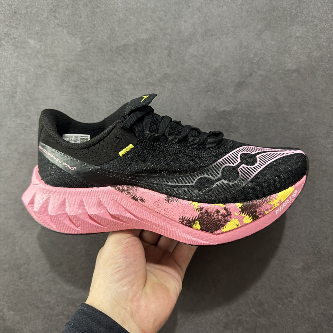 【LX纯原版】SAUCONY索康尼 ENDORPHIN PRO4 啡鹏系列 男女低帮缓震跑步鞋 注意区分市场公司级 品质细节有明显区别 索康尼推出的跑鞋是一款外观激进但脚感舒适的跑鞋 采用了全新的中底设计和鞋面工程 保留了软弹脚感和稳定支撑 适合进阶跑者和喜欢软弹脚感的跑者选择 尺码:36-46带半码-选品中心