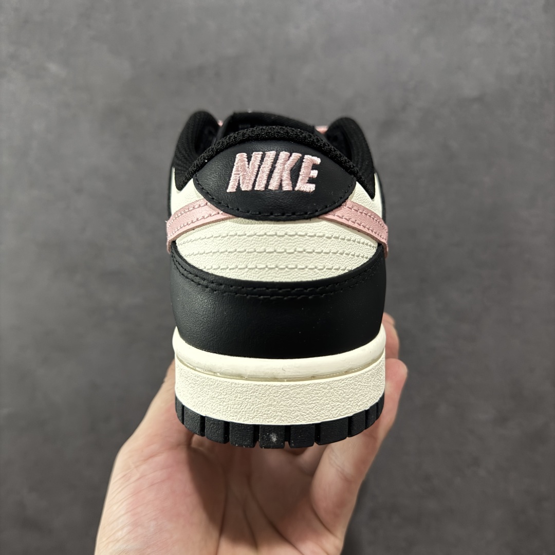  
Nike Dunk Low 莓莓奶茶 黑白粉
当莓果粉跃上经典黑白廓形，以沉稳黑为主调打底，点缀柔润