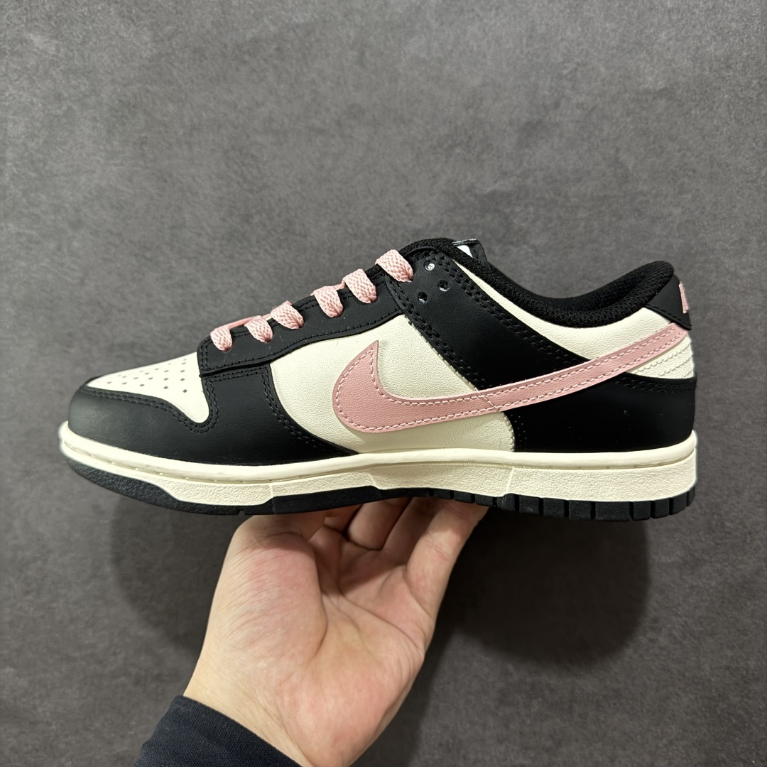  
Nike Dunk Low 莓莓奶茶 黑白粉
当莓果粉跃上经典黑白廓形，以沉稳黑为主调打底，点缀柔润