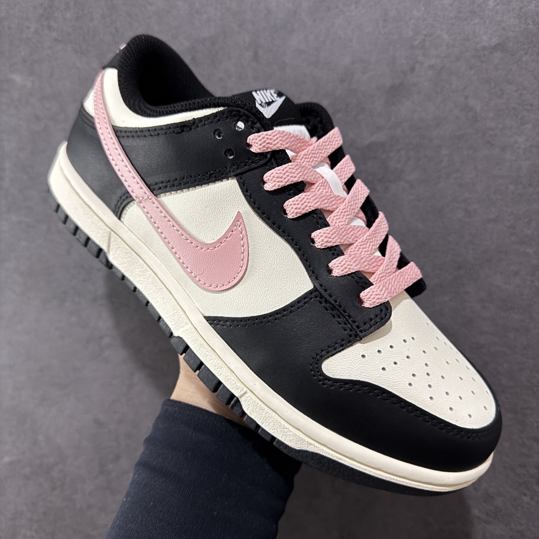  
Nike Dunk Low 莓莓奶茶 黑白粉
当莓果粉跃上经典黑白廓形，以沉稳黑为主调打底，点缀柔润