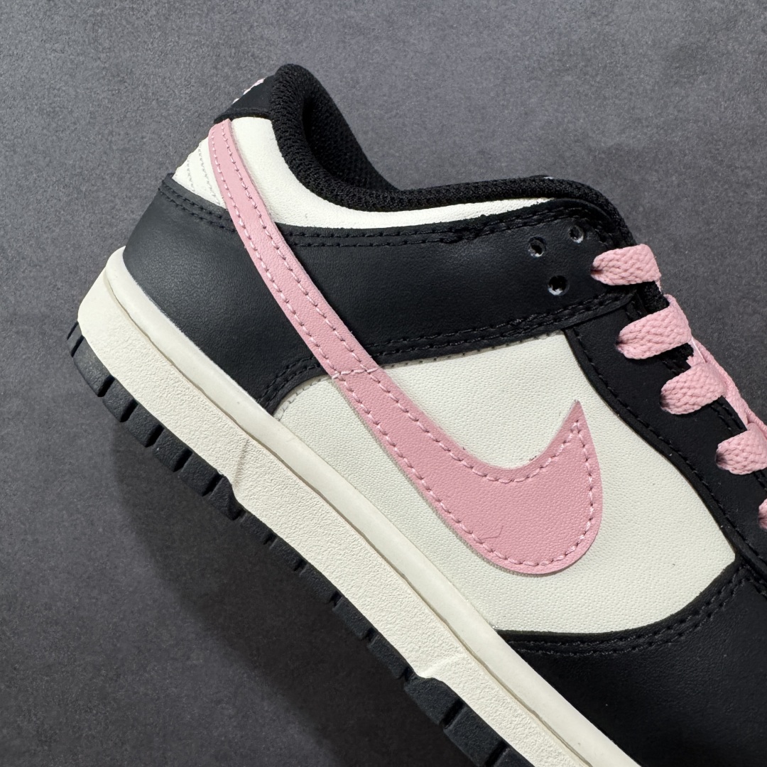 
Nike Dunk Low 莓莓奶茶 黑白粉
当莓果粉跃上经典黑白廓形，以沉稳黑为主调打底，点缀柔润