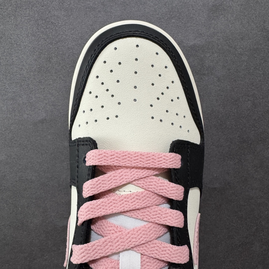  
Nike Dunk Low 莓莓奶茶 黑白粉
当莓果粉跃上经典黑白廓形，以沉稳黑为主调打底，点缀柔润