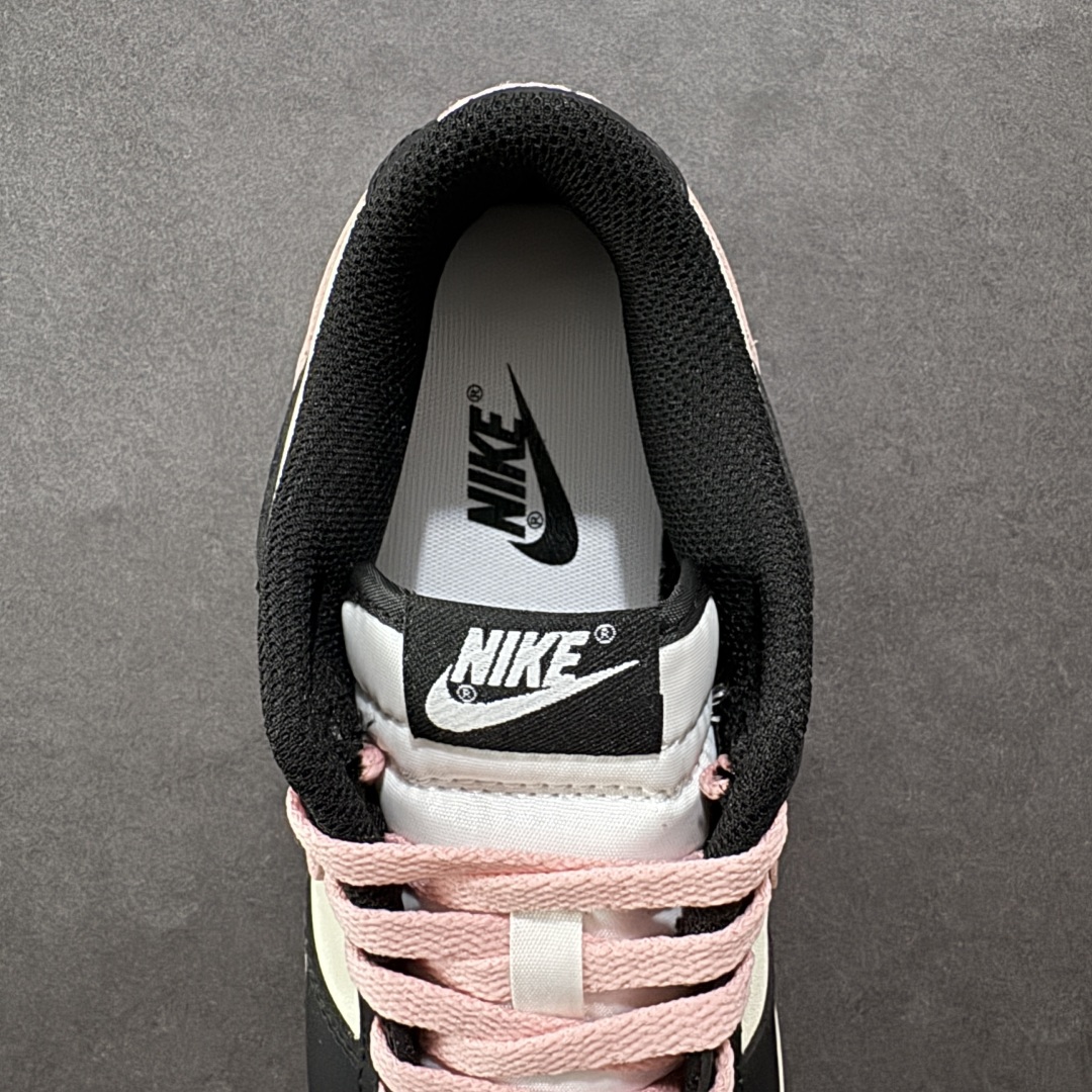 
Nike Dunk Low 莓莓奶茶 黑白粉
当莓果粉跃上经典黑白廓形，以沉稳黑为主调打底，点缀柔润