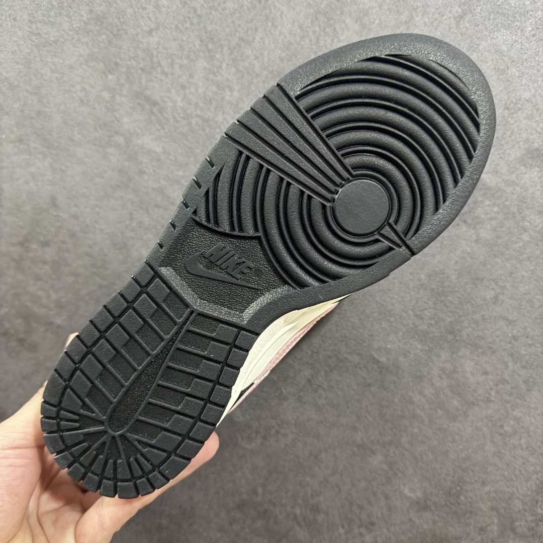  
Nike Dunk Low 莓莓奶茶 黑白粉
当莓果粉跃上经典黑白廓形，以沉稳黑为主调打底，点缀柔润