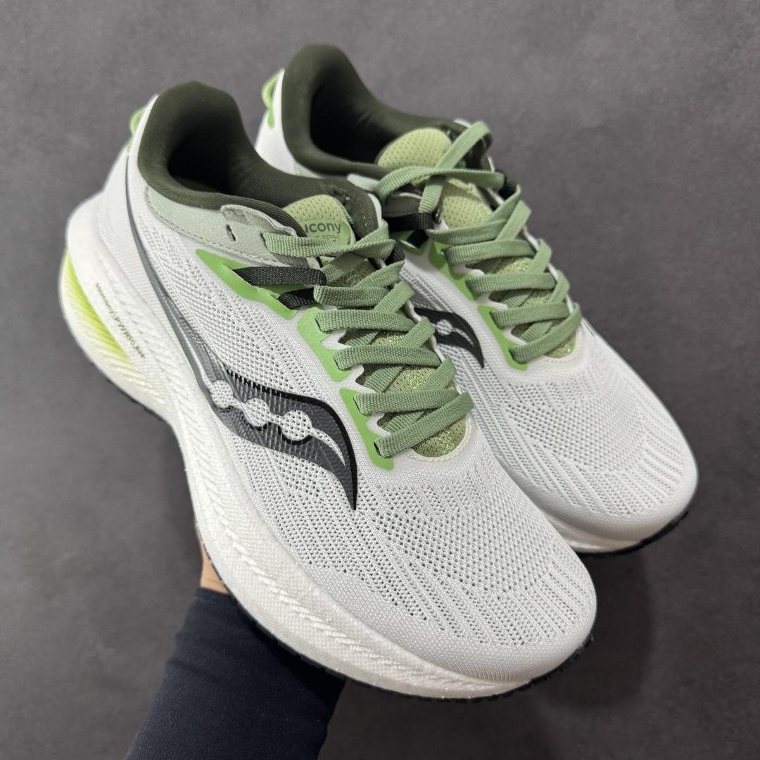 图片[2]-【GX纯原】Saucony Triumph 21 索康尼 胜利21系列 低帮 系带减震耐磨透气低邦马拉松跑步鞋 从胜利走向胜利，世界四大慢跑鞋之一！世界四大慢跑鞋之一，来自美国拥有120多年历史的Saucony（索康尼），本次体验的胜利TRIUMPH 21属于其产品矩阵中的旗舰缓震类。公认为全球唯一的能够同时提供缓震和稳定功能的PWRRUN+中底技术系统，重新调教的加厚脚感更舒适，回弹更出色。前后掌坡差增到10mm，有效缓解落地时冲击力，适合入门新手和大体重跑者。胜利TRIUMPH 20采用PWRRUN+材质中底，前后掌坡差增到10mm，对各种跑步人群都很友好。胜利TRIUMPH 21的脚感号称跑者头等舱并非浪得虚名，不同于其他竞品一味追求的踩屎感，这是一种很有韧性的弹，很有包裹感，安全感的，让人放心的舒适的弹性 尺码：36-46带半码-选品中心