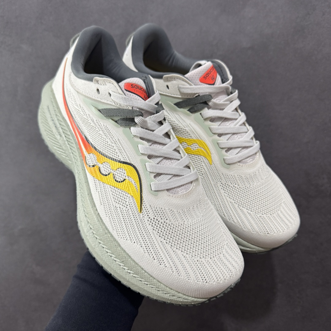 【GX纯原】Saucony Triumph 21 索康尼 胜利21系列 低帮 系带减震耐磨透气低邦马拉松跑步鞋 从胜利走向胜利,世界四大慢跑鞋之一!世界四大慢跑鞋之一,来自美国拥有120多年历史的Saucony(索康尼),本次体验的胜利TRIUMPH 21属于其产品矩阵中的旗舰缓震类。公认为全球唯一的能够同时提供缓震和稳定功能的PWRRUN+中底技术系统,重新调教的加厚脚感更舒适,回弹更出色。前后掌坡差增到10mm,有效缓解落地时冲击力,适合入门新手和大体重跑者。胜利TRIUMPH 20采用PWRRUN+材质中底,前后掌坡差增到10mm,对各种跑步人群都很友好。胜利TRIUMPH 21的脚感号称跑者头等舱并非浪得虚名,不同于其他竞品一味追求的踩屎感,这是一种很有韧性的弹,很有包裹感,安全感的,让人放心的舒适的弹性 尺码:36-46带半码-选品中心