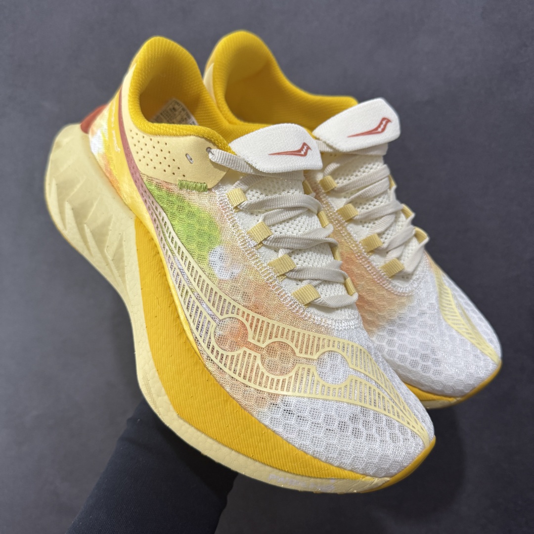 【LX纯原版】SAUCONY索康尼 ENDORPHIN PRO4 啡鹏系列 男女低帮缓震跑步鞋 注意区分市场公司级 品质细节有明显区别 索康尼推出的跑鞋是一款外观激进但脚感舒适的跑鞋 采用了全新的中底设计和鞋面工程 保留了软弹脚感和稳定支撑 适合进阶跑者和喜欢软弹脚感的跑者选择 尺码：36-46带半码-选品中心