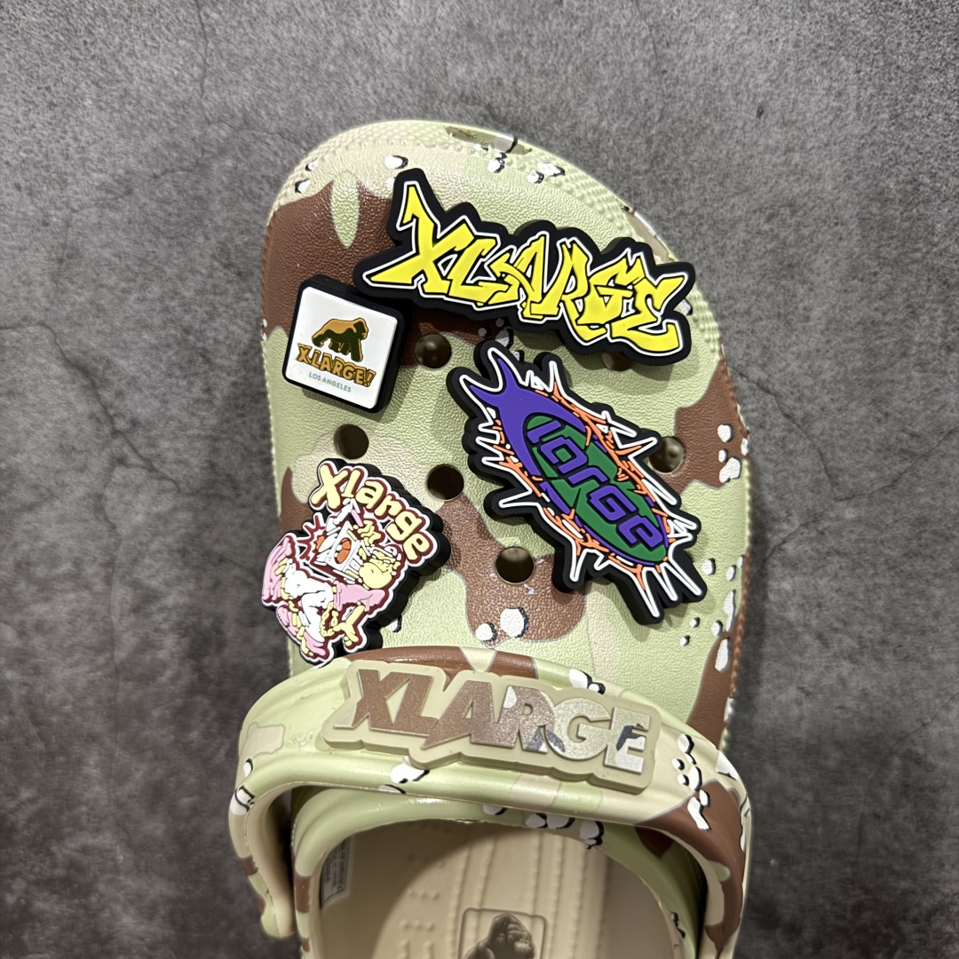 图片[5]-【莞产版本】XLARGE x Crocs Classic Clog卡骆驰联名限定合作系列EVA经典一脚蹬包头洞洞鞋 男女同款 超轻Croslite专利材料打造 鞋面更加耐用易清洗 该鞋款轻盈舒适 2002年 经典克骆格诞生 秉承外形简单 穿着舒适的初衷 不断为消费者带来舒适的穿着体验 穿出“趣”味 鞋面洞洞可搭彰显个性的智必星 一鞋两穿 可调节式后跟带增添鞋身的稳固性能 放前面变成愜意舒适的凉拖 放后面行走跑跳更加稳妥 Croslite ™材料 封闭式细胞树脂 能够在体温作用下自动变形以适应脚部形状 涉水性优秀的同时易于清洁 抓地力强 不易打滑 Crocs的核心理念：轻便 灵活 全方位的舒适感 同步官方尺码：M4（36-37） M5（37-38）M6（38-39）M7（39-40）M8（41-42）M9（42-43）M10（43-44）M11（45-46）-选品中心