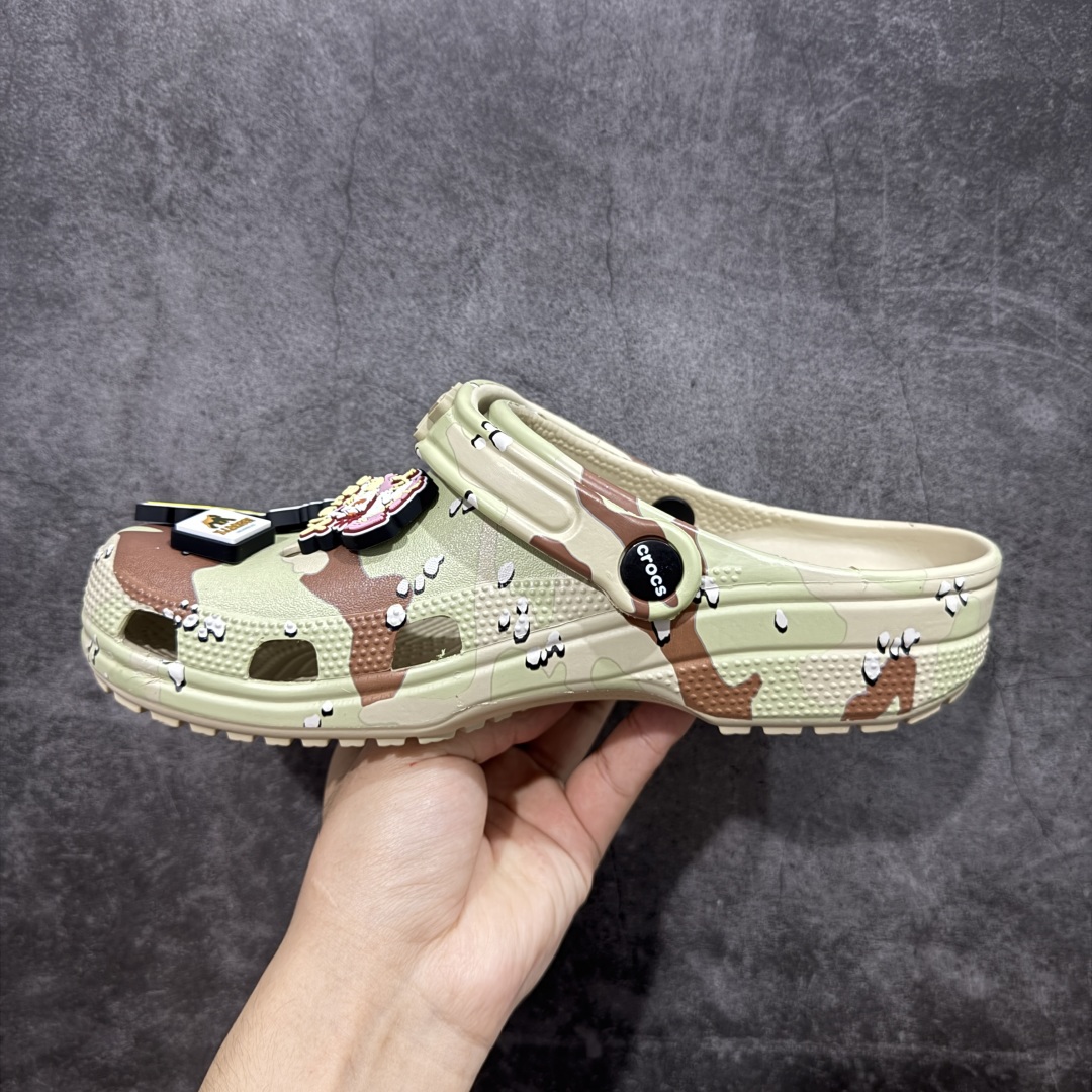 图片[2]-【莞产版本】XLARGE x Crocs Classic Clog卡骆驰联名限定合作系列EVA经典一脚蹬包头洞洞鞋 男女同款 超轻Croslite专利材料打造 鞋面更加耐用易清洗 该鞋款轻盈舒适 2002年 经典克骆格诞生 秉承外形简单 穿着舒适的初衷 不断为消费者带来舒适的穿着体验 穿出“趣”味 鞋面洞洞可搭彰显个性的智必星 一鞋两穿 可调节式后跟带增添鞋身的稳固性能 放前面变成愜意舒适的凉拖 放后面行走跑跳更加稳妥 Croslite ™材料 封闭式细胞树脂 能够在体温作用下自动变形以适应脚部形状 涉水性优秀的同时易于清洁 抓地力强 不易打滑 Crocs的核心理念：轻便 灵活 全方位的舒适感 同步官方尺码：M4（36-37） M5（37-38）M6（38-39）M7（39-40）M8（41-42）M9（42-43）M10（43-44）M11（45-46）-选品中心