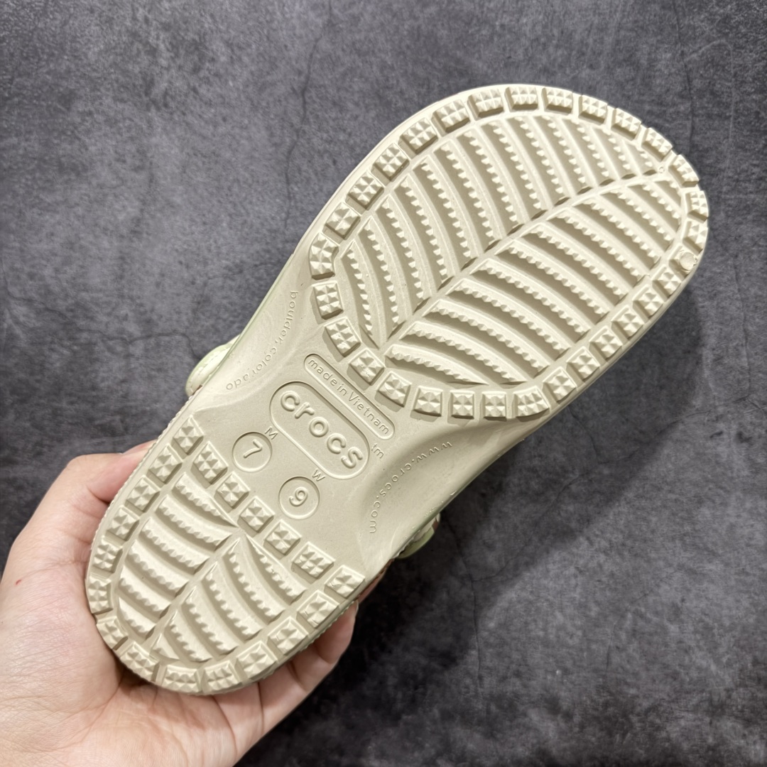 图片[9]-【莞产版本】XLARGE x Crocs Classic Clog卡骆驰联名限定合作系列EVA经典一脚蹬包头洞洞鞋 男女同款 超轻Croslite专利材料打造 鞋面更加耐用易清洗 该鞋款轻盈舒适 2002年 经典克骆格诞生 秉承外形简单 穿着舒适的初衷 不断为消费者带来舒适的穿着体验 穿出“趣”味 鞋面洞洞可搭彰显个性的智必星 一鞋两穿 可调节式后跟带增添鞋身的稳固性能 放前面变成愜意舒适的凉拖 放后面行走跑跳更加稳妥 Croslite ™材料 封闭式细胞树脂 能够在体温作用下自动变形以适应脚部形状 涉水性优秀的同时易于清洁 抓地力强 不易打滑 Crocs的核心理念：轻便 灵活 全方位的舒适感 同步官方尺码：M4（36-37） M5（37-38）M6（38-39）M7（39-40）M8（41-42）M9（42-43）M10（43-44）M11（45-46）-选品中心