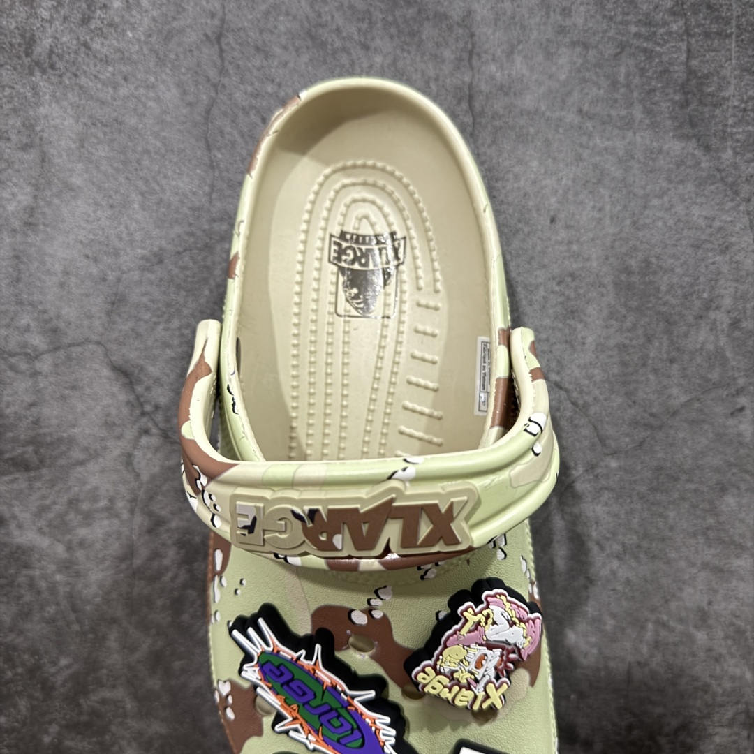 图片[8]-【莞产版本】XLARGE x Crocs Classic Clog卡骆驰联名限定合作系列EVA经典一脚蹬包头洞洞鞋 男女同款 超轻Croslite专利材料打造 鞋面更加耐用易清洗 该鞋款轻盈舒适 2002年 经典克骆格诞生 秉承外形简单 穿着舒适的初衷 不断为消费者带来舒适的穿着体验 穿出“趣”味 鞋面洞洞可搭彰显个性的智必星 一鞋两穿 可调节式后跟带增添鞋身的稳固性能 放前面变成愜意舒适的凉拖 放后面行走跑跳更加稳妥 Croslite ™材料 封闭式细胞树脂 能够在体温作用下自动变形以适应脚部形状 涉水性优秀的同时易于清洁 抓地力强 不易打滑 Crocs的核心理念：轻便 灵活 全方位的舒适感 同步官方尺码：M4（36-37） M5（37-38）M6（38-39）M7（39-40）M8（41-42）M9（42-43）M10（43-44）M11（45-46）-选品中心