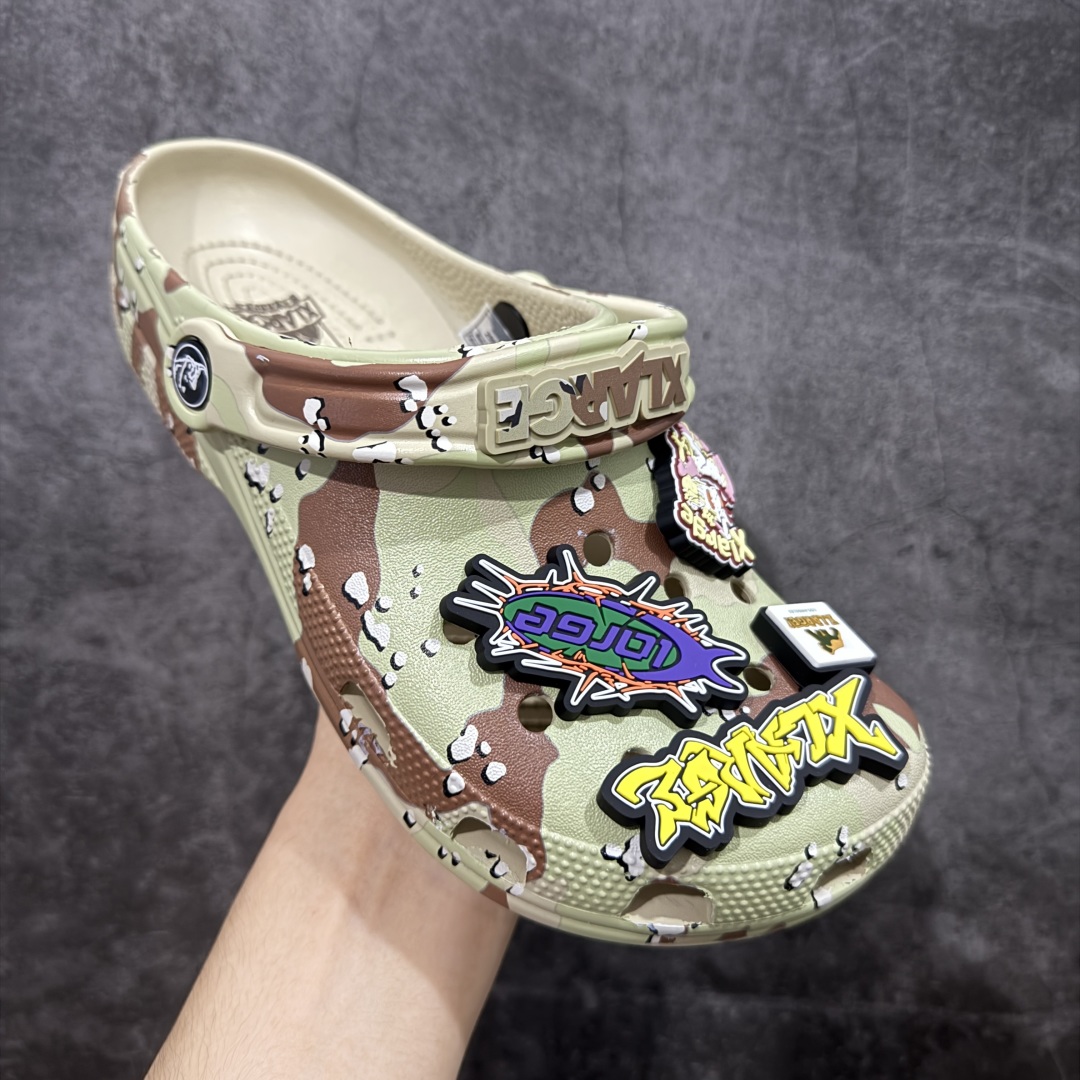 图片[3]-【莞产版本】XLARGE x Crocs Classic Clog卡骆驰联名限定合作系列EVA经典一脚蹬包头洞洞鞋 男女同款 超轻Croslite专利材料打造 鞋面更加耐用易清洗 该鞋款轻盈舒适 2002年 经典克骆格诞生 秉承外形简单 穿着舒适的初衷 不断为消费者带来舒适的穿着体验 穿出“趣”味 鞋面洞洞可搭彰显个性的智必星 一鞋两穿 可调节式后跟带增添鞋身的稳固性能 放前面变成愜意舒适的凉拖 放后面行走跑跳更加稳妥 Croslite ™材料 封闭式细胞树脂 能够在体温作用下自动变形以适应脚部形状 涉水性优秀的同时易于清洁 抓地力强 不易打滑 Crocs的核心理念：轻便 灵活 全方位的舒适感 同步官方尺码：M4（36-37） M5（37-38）M6（38-39）M7（39-40）M8（41-42）M9（42-43）M10（43-44）M11（45-46）-选品中心