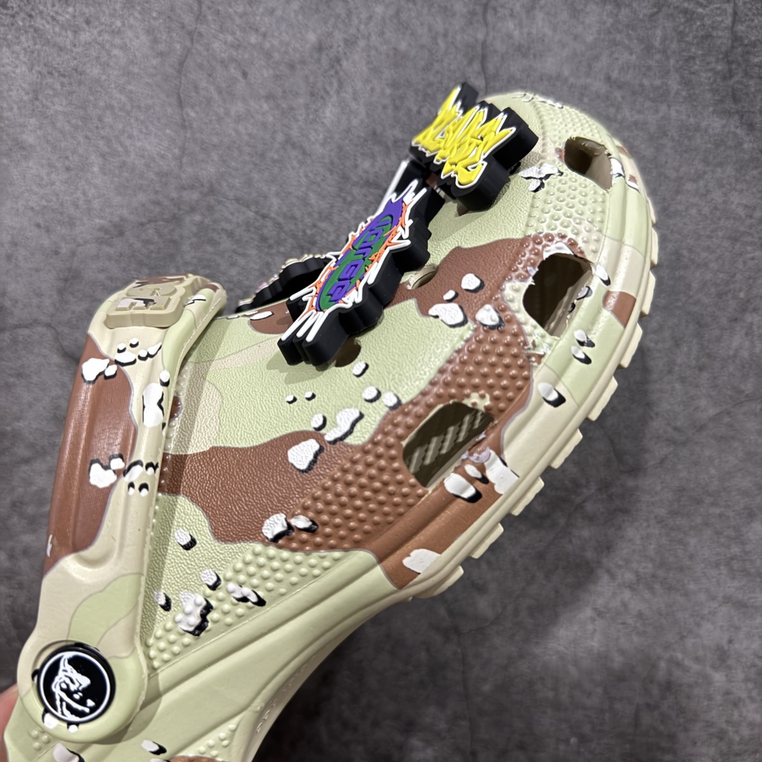 图片[6]-【莞产版本】XLARGE x Crocs Classic Clog卡骆驰联名限定合作系列EVA经典一脚蹬包头洞洞鞋 男女同款 超轻Croslite专利材料打造 鞋面更加耐用易清洗 该鞋款轻盈舒适 2002年 经典克骆格诞生 秉承外形简单 穿着舒适的初衷 不断为消费者带来舒适的穿着体验 穿出“趣”味 鞋面洞洞可搭彰显个性的智必星 一鞋两穿 可调节式后跟带增添鞋身的稳固性能 放前面变成愜意舒适的凉拖 放后面行走跑跳更加稳妥 Croslite ™材料 封闭式细胞树脂 能够在体温作用下自动变形以适应脚部形状 涉水性优秀的同时易于清洁 抓地力强 不易打滑 Crocs的核心理念：轻便 灵活 全方位的舒适感 同步官方尺码：M4（36-37） M5（37-38）M6（38-39）M7（39-40）M8（41-42）M9（42-43）M10（43-44）M11（45-46）-选品中心