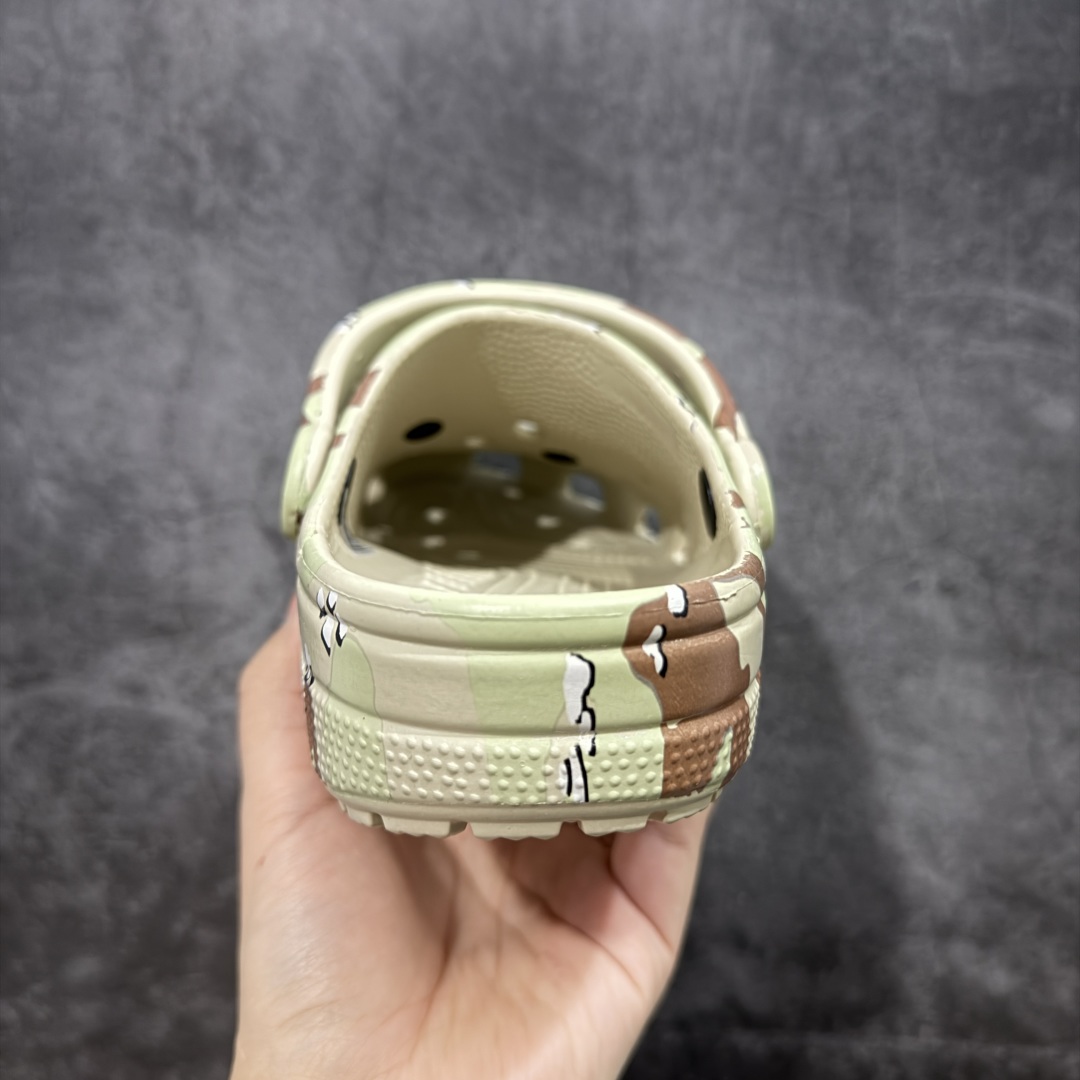 图片[4]-【莞产版本】XLARGE x Crocs Classic Clog卡骆驰联名限定合作系列EVA经典一脚蹬包头洞洞鞋 男女同款 超轻Croslite专利材料打造 鞋面更加耐用易清洗 该鞋款轻盈舒适 2002年 经典克骆格诞生 秉承外形简单 穿着舒适的初衷 不断为消费者带来舒适的穿着体验 穿出“趣”味 鞋面洞洞可搭彰显个性的智必星 一鞋两穿 可调节式后跟带增添鞋身的稳固性能 放前面变成愜意舒适的凉拖 放后面行走跑跳更加稳妥 Croslite ™材料 封闭式细胞树脂 能够在体温作用下自动变形以适应脚部形状 涉水性优秀的同时易于清洁 抓地力强 不易打滑 Crocs的核心理念：轻便 灵活 全方位的舒适感 同步官方尺码：M4（36-37） M5（37-38）M6（38-39）M7（39-40）M8（41-42）M9（42-43）M10（43-44）M11（45-46）-选品中心