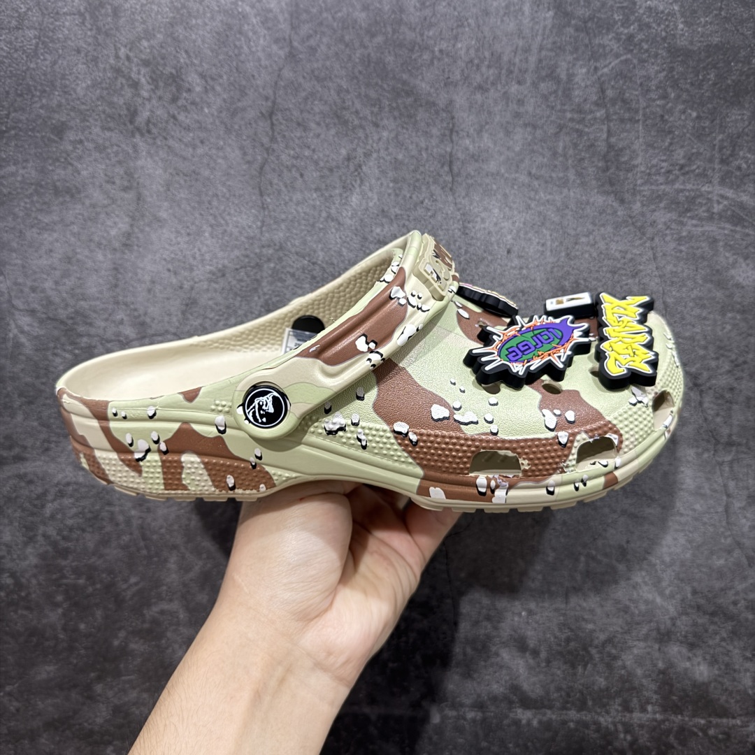 【莞产版本】XLARGE x Crocs Classic Clog卡骆驰联名限定合作系列EVA经典一脚蹬包头洞洞鞋 男女同款 超轻Croslite专利材料打造 鞋面更加耐用易清洗 该鞋款轻盈舒适 2002年 经典克骆格诞生 秉承外形简单 穿着舒适的初衷 不断为消费者带来舒适的穿着体验 穿出“趣”味 鞋面洞洞可搭彰显个性的智必星 一鞋两穿 可调节式后跟带增添鞋身的稳固性能 放前面变成愜意舒适的凉拖 放后面行走跑跳更加稳妥 Croslite ™材料 封闭式细胞树脂 能够在体温作用下自动变形以适应脚部形状 涉水性优秀的同时易于清洁 抓地力强 不易打滑 Crocs的核心理念：轻便 灵活 全方位的舒适感 同步官方尺码：M4（36-37） M5（37-38）M6（38-39）M7（39-40）M8（41-42）M9（42-43）M10（43-44）M11（45-46）-选品中心