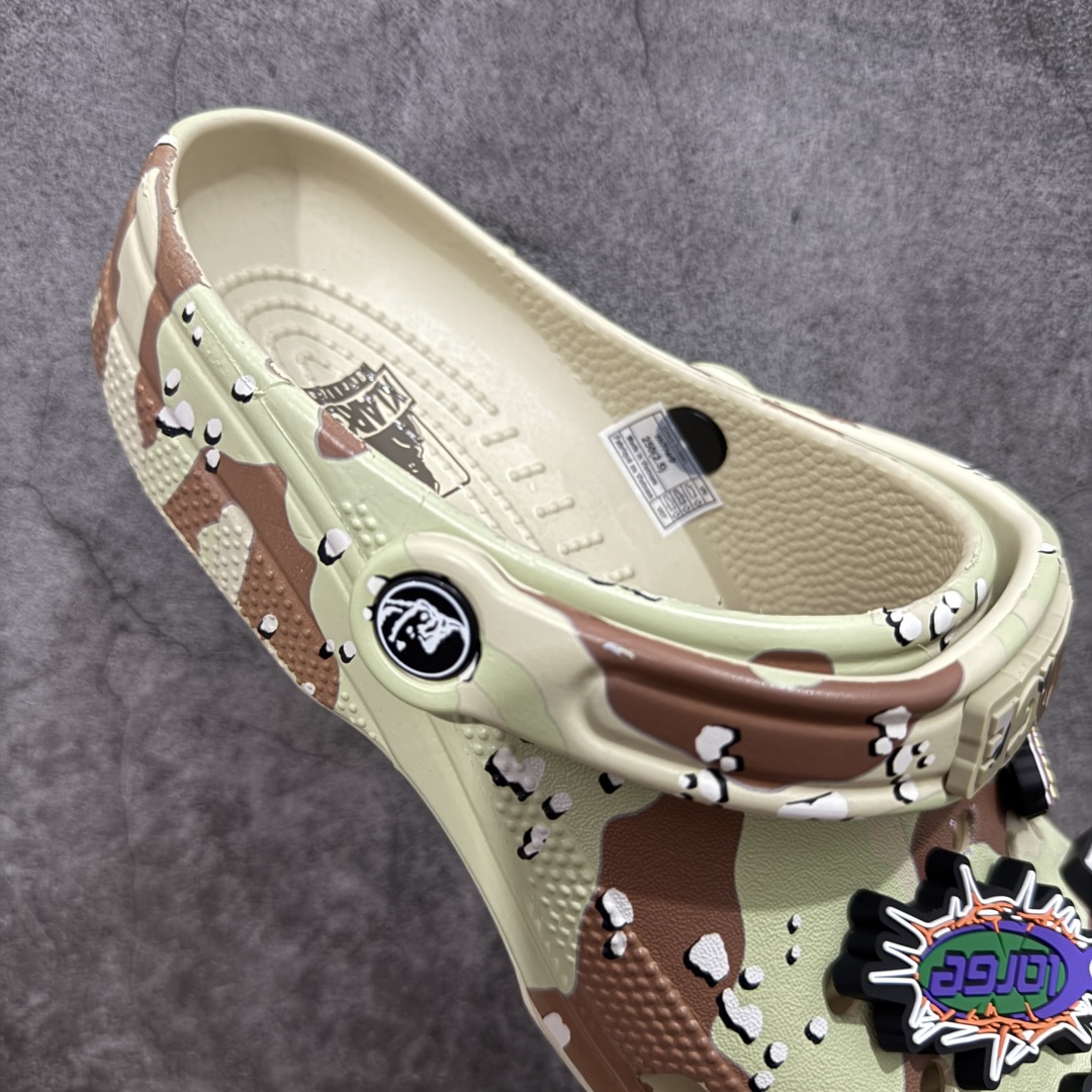 图片[7]-【莞产版本】XLARGE x Crocs Classic Clog卡骆驰联名限定合作系列EVA经典一脚蹬包头洞洞鞋 男女同款 超轻Croslite专利材料打造 鞋面更加耐用易清洗 该鞋款轻盈舒适 2002年 经典克骆格诞生 秉承外形简单 穿着舒适的初衷 不断为消费者带来舒适的穿着体验 穿出“趣”味 鞋面洞洞可搭彰显个性的智必星 一鞋两穿 可调节式后跟带增添鞋身的稳固性能 放前面变成愜意舒适的凉拖 放后面行走跑跳更加稳妥 Croslite ™材料 封闭式细胞树脂 能够在体温作用下自动变形以适应脚部形状 涉水性优秀的同时易于清洁 抓地力强 不易打滑 Crocs的核心理念：轻便 灵活 全方位的舒适感 同步官方尺码：M4（36-37） M5（37-38）M6（38-39）M7（39-40）M8（41-42）M9（42-43）M10（43-44）M11（45-46）-选品中心