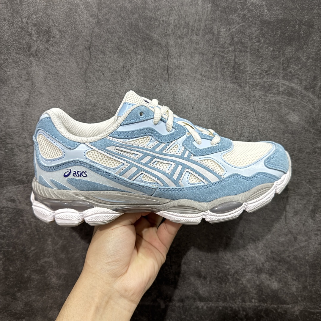 【总裁版本】顶级 Asics GEL-NYC系列 灰白 亚瑟士运动休闲透气专业跑鞋 行业领头版本 出货即巅峰 原鞋购入开发 原材料 原数据打造 完美版型 超完美做工 细节一步到位 原版对比无任何差别 #鞋面采用反绒皮与网布拼接 透气舒适兼具休闲时尚 结合简明的配色 展现品牌的传承及引领复古流行的主题 虎爪造型的LOGO  #鞋身稳定包裹系统 支撑鞋身 经典宽大鞋型配备防偏移设计提升包裹性 穿着舒适鞋面透气孔设计 提供透气性   尺码:36 37 37.5 38 39 40 40.5 41.5 42 42.5 43.5 44 44.5 45 46 47-选品中心