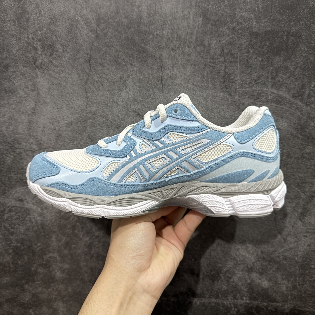 图片[2]-【总裁版本】顶级 Asics GEL-NYC系列 灰白 亚瑟士运动休闲透气专业跑鞋 行业领头版本 出货即巅峰 原鞋购入开发 原材料 原数据打造 完美版型 超完美做工 细节一步到位 原版对比无任何差别 #鞋面采用反绒皮与网布拼接 透气舒适兼具休闲时尚 结合简明的配色 展现品牌的传承及引领复古流行的主题 虎爪造型的LOGO  #鞋身稳定包裹系统 支撑鞋身 经典宽大鞋型配备防偏移设计提升包裹性 穿着舒适鞋面透气孔设计 提供透气性   尺码：36 37 37.5 38 39 40 40.5 41.5 42 42.5 43.5 44 44.5 45 46 47-选品中心