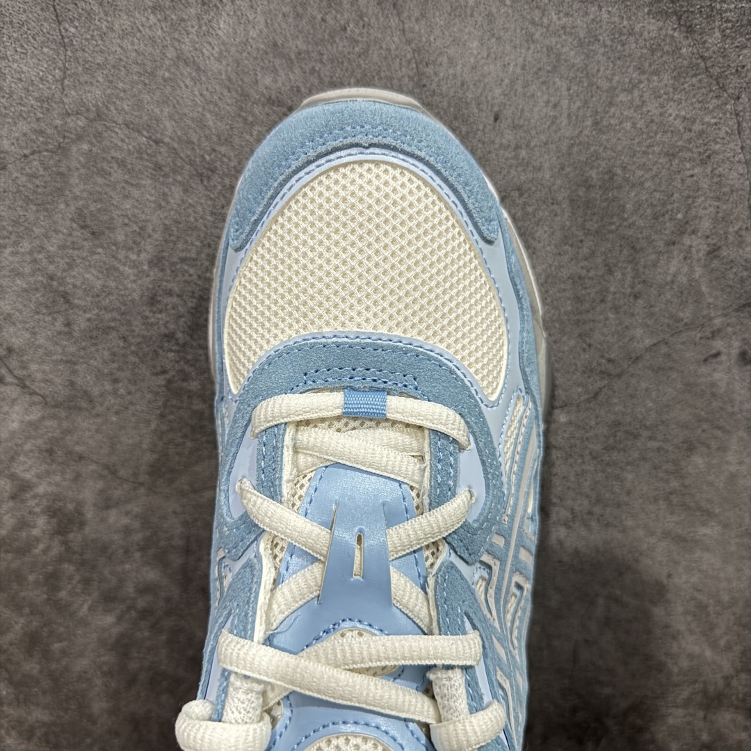 图片[5]-【总裁版本】顶级 Asics GEL-NYC系列 灰白 亚瑟士运动休闲透气专业跑鞋 行业领头版本 出货即巅峰 原鞋购入开发 原材料 原数据打造 完美版型 超完美做工 细节一步到位 原版对比无任何差别 #鞋面采用反绒皮与网布拼接 透气舒适兼具休闲时尚 结合简明的配色 展现品牌的传承及引领复古流行的主题 虎爪造型的LOGO  #鞋身稳定包裹系统 支撑鞋身 经典宽大鞋型配备防偏移设计提升包裹性 穿着舒适鞋面透气孔设计 提供透气性   尺码：36 37 37.5 38 39 40 40.5 41.5 42 42.5 43.5 44 44.5 45 46 47-选品中心