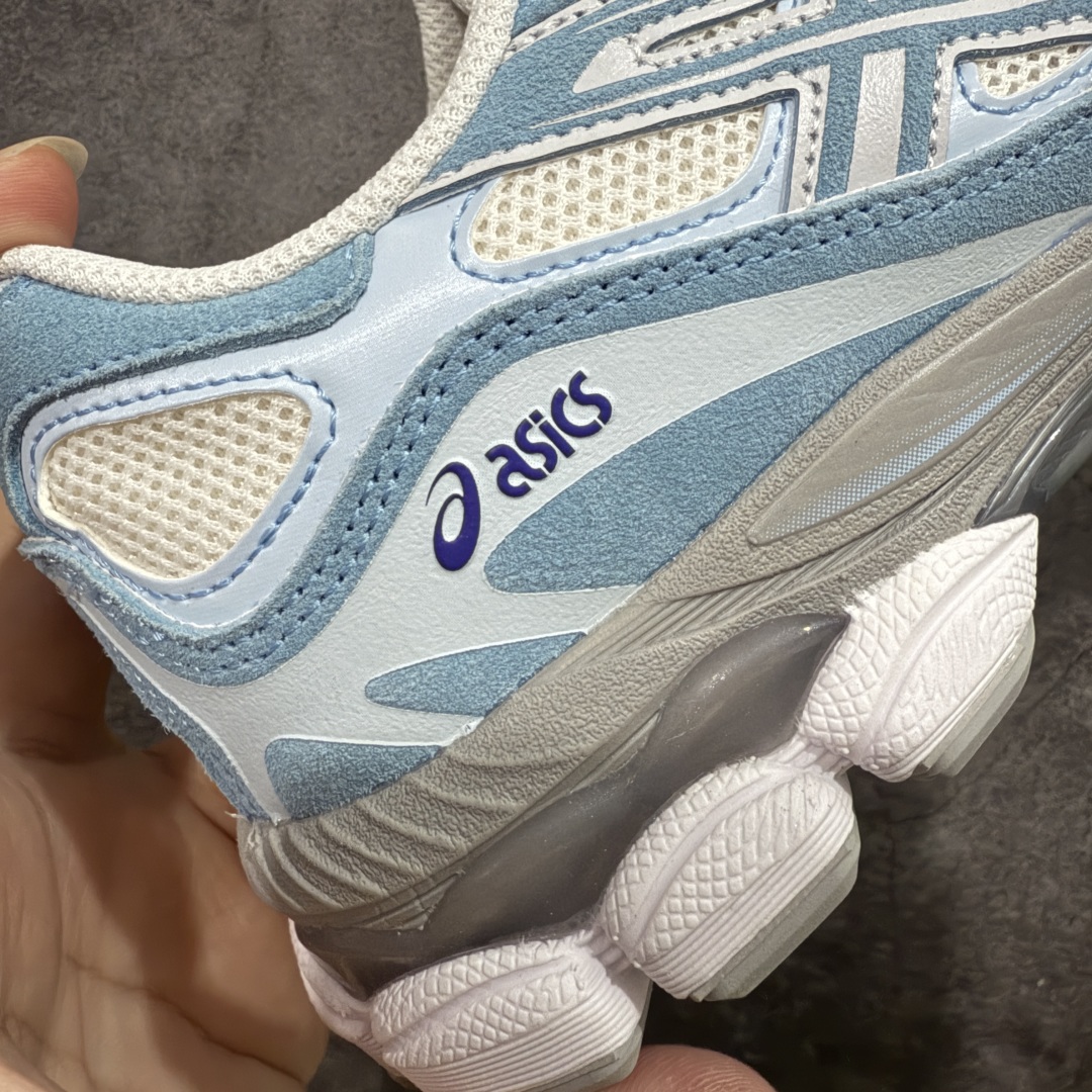 图片[3]-【总裁版本】顶级 Asics GEL-NYC系列 灰白 亚瑟士运动休闲透气专业跑鞋 行业领头版本 出货即巅峰 原鞋购入开发 原材料 原数据打造 完美版型 超完美做工 细节一步到位 原版对比无任何差别 #鞋面采用反绒皮与网布拼接 透气舒适兼具休闲时尚 结合简明的配色 展现品牌的传承及引领复古流行的主题 虎爪造型的LOGO  #鞋身稳定包裹系统 支撑鞋身 经典宽大鞋型配备防偏移设计提升包裹性 穿着舒适鞋面透气孔设计 提供透气性   尺码：36 37 37.5 38 39 40 40.5 41.5 42 42.5 43.5 44 44.5 45 46 47-选品中心