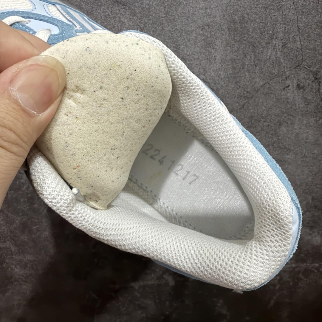 图片[9]-【总裁版本】顶级 Asics GEL-NYC系列 灰白 亚瑟士运动休闲透气专业跑鞋 行业领头版本 出货即巅峰 原鞋购入开发 原材料 原数据打造 完美版型 超完美做工 细节一步到位 原版对比无任何差别 #鞋面采用反绒皮与网布拼接 透气舒适兼具休闲时尚 结合简明的配色 展现品牌的传承及引领复古流行的主题 虎爪造型的LOGO  #鞋身稳定包裹系统 支撑鞋身 经典宽大鞋型配备防偏移设计提升包裹性 穿着舒适鞋面透气孔设计 提供透气性   尺码：36 37 37.5 38 39 40 40.5 41.5 42 42.5 43.5 44 44.5 45 46 47-选品中心