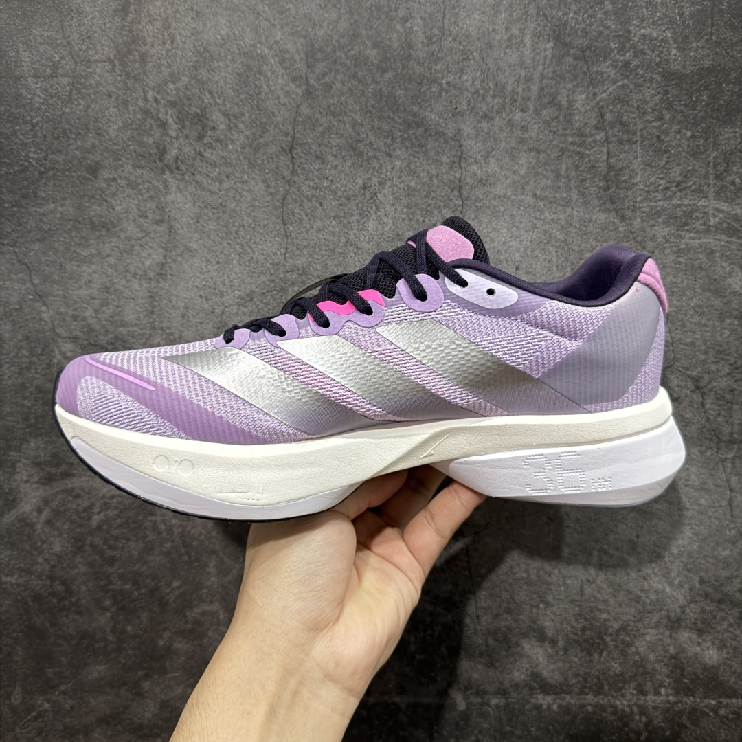 图片[2]-【纯原版】Ad Adizero Boston 13 阿迪马拉松系列超轻防滑训练跑步运动鞋 IS4955 市场目前独家使用真碳柱 组合底版本 区别市场涂漆假碳一体大底货 这双跑鞋在保留了前一代的核心科技的基础上，做了一些调整和优化，让跑鞋的脚感更加柔软、回弹和舒适。同时，它也回归了 BOSTON 系列原本的精神，提供了一双适合各种训练和速度的性能跑鞋。 尺码：36 36.5 37 38 38.5 39 40 40.5 41 42 42.5 43 44 44.5 45-选品中心