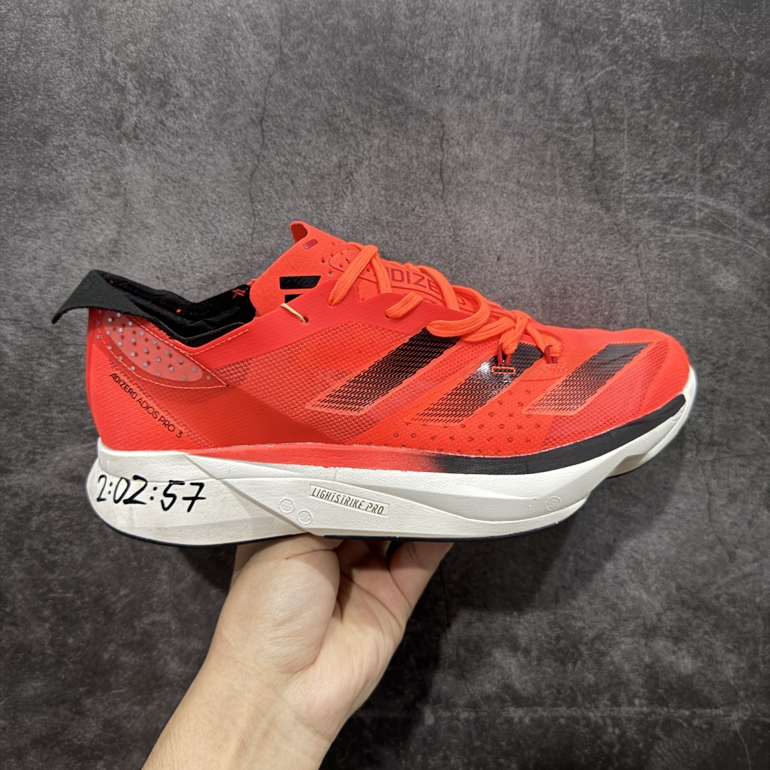 【HD真碳组合底】adidas Adizero Adios Pro 3 舒适百搭减震防滑耐磨 低帮 碳板 马拉松跑步鞋 波士顿3代夏季透气网眼竞速跑鞋 ID3634 延续爪型玻璃纤维推进系统 进化为全掌式的ENERGY RODS 2.0 从脚跟到脚趾的一体成形设计 强化整体推进力 提升速度表现 升级透气鞋面更具支撑性 利用ENGINEERED MESH技术进行不同密度织纹 强化支撑性 更使用50%以上的回收材料製成 减低塑料浪费 此外变薄的鞋舌为前掌提供更多空间 提供跑者更好的穿着感受 马牌轮胎大底耐磨性佳 大底全掌采用耐磨的Continental马牌轮胎大底 在各种环境下保有良好抓地力 尺码:36-45-选品中心