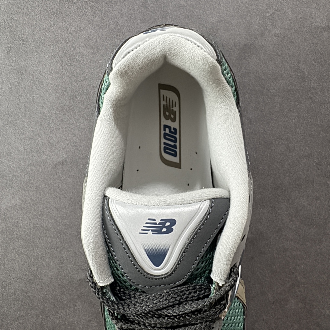 图片[7]-【公司级】New Balance M2010系列 新百伦 复古老爹风网布跑步休闲运动鞋 新百伦经典配色 沿袭了面世之初的经典科技 以ENCAP中底配以升级版 N-ERGY缓震物料 鞋面则采用特色的柔软麂皮搭以NewBalance经典的尼龙网布 低调中还原跑鞋本真 更年轻化的设计理念与材质 让新世代青年得以用全新视角体验经典鞋款的传奇魅力 货号：U2010AGY 尺码：36 37 37.5 38 38.5 39.5 40 40.5 41.5 42 42.5 43 44 45 编码：FSB240250-选品中心