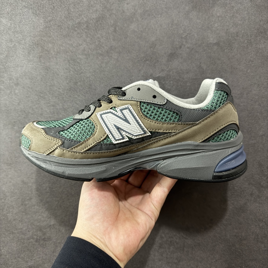 图片[2]-【公司级】New Balance M2010系列 新百伦 复古老爹风网布跑步休闲运动鞋 新百伦经典配色 沿袭了面世之初的经典科技 以ENCAP中底配以升级版 N-ERGY缓震物料 鞋面则采用特色的柔软麂皮搭以NewBalance经典的尼龙网布 低调中还原跑鞋本真 更年轻化的设计理念与材质 让新世代青年得以用全新视角体验经典鞋款的传奇魅力 货号：U2010AGY 尺码：36 37 37.5 38 38.5 39.5 40 40.5 41.5 42 42.5 43 44 45 编码：FSB240250-选品中心