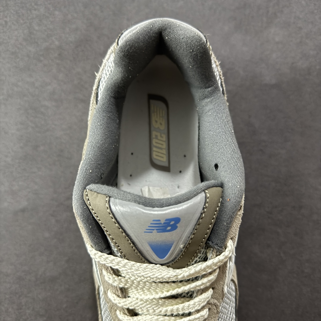 图片[7]-【公司级】New Balance M2010系列 新百伦 复古老爹风网布跑步休闲运动鞋 新百伦经典配色 沿袭了面世之初的经典科技 以ENCAP中底配以升级版 N-ERGY缓震物料 鞋面则采用特色的柔软麂皮搭以NewBalance经典的尼龙网布 低调中还原跑鞋本真 更年轻化的设计理念与材质 让新世代青年得以用全新视角体验经典鞋款的传奇魅力 货号：U2010GD 尺码：36 37 37.5 38 38.5 39.5 40 40.5 41.5 42 42.5 43 44 45 编码：FSB240250-选品中心