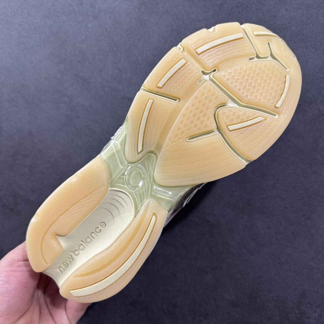 图片[9]-【公司级】New Balance M2010系列 新百伦 复古老爹风网布跑步休闲运动鞋 新百伦经典配色 沿袭了面世之初的经典科技 以ENCAP中底配以升级版 N-ERGY缓震物料 鞋面则采用特色的柔软麂皮搭以NewBalance经典的尼龙网布 低调中还原跑鞋本真 更年轻化的设计理念与材质 让新世代青年得以用全新视角体验经典鞋款的传奇魅力 货号：U2010GD 尺码：36 37 37.5 38 38.5 39.5 40 40.5 41.5 42 42.5 43 44 45 编码：FSB240250-选品中心