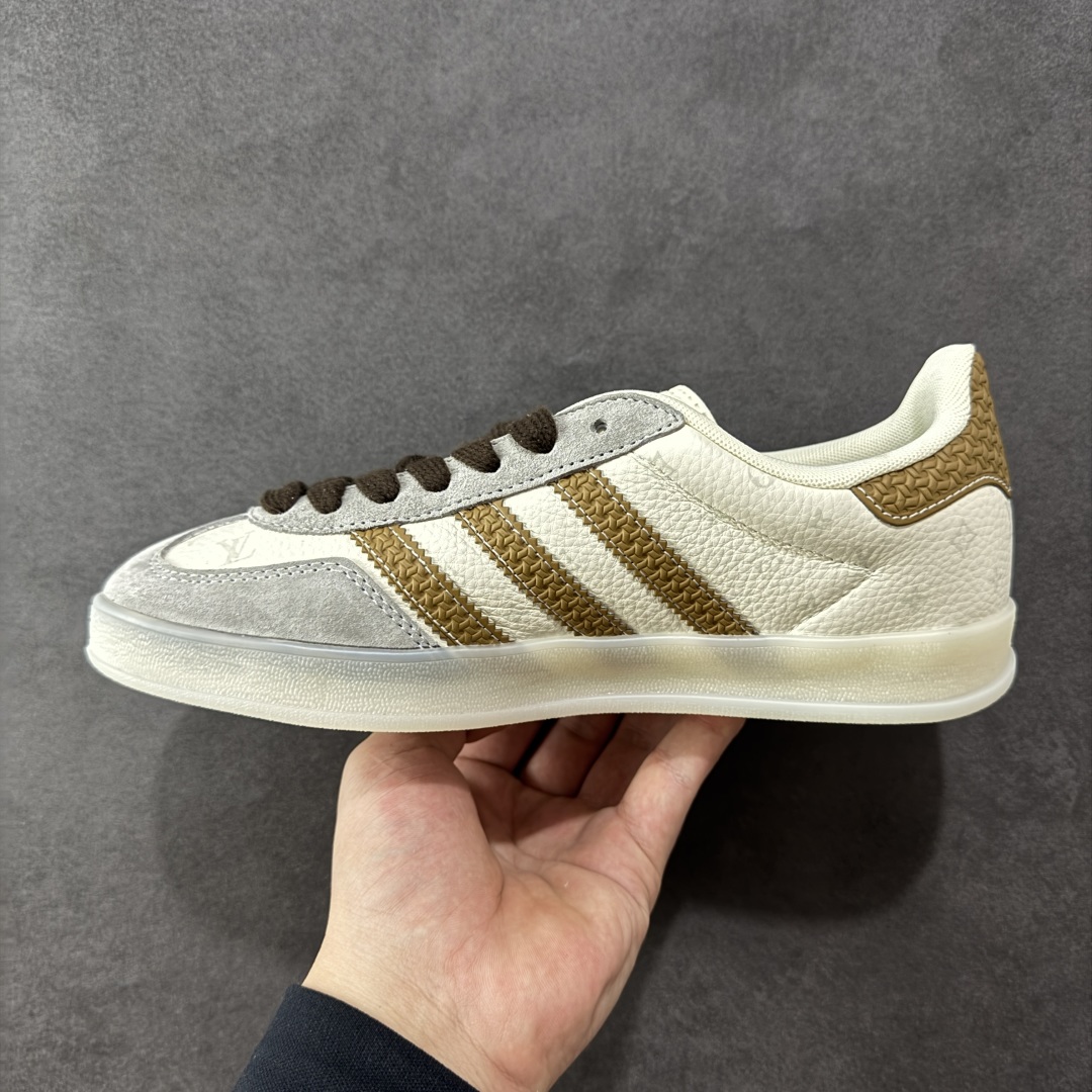 图片[2]-【定制版】Louis Vuitton x Adidas Original Gazelle Indoor 路易威登LV x 阿迪达斯 低帮 联名灰白黄 桑巴防滑耐磨轻便板鞋 鞋身整体采用米白色皮革打造，搭配经典T字形灰色麂皮框架覆盖层，鞋身两侧经典锯齿三条杠Logo采用黄色点缀，侧身Gazelle字样辅以黄色妆点，鞋舌上以白色LV字样及三叶草LLogo呈现，瞬间提升鞋子的时尚程度，后跟装饰片辅以黄色制作，后跟印有Louis Vuitton字样，彰显联名身份；最后以乳白色半透明中底搭配同色橡胶外底完善整体设计收尾。 货号：DM1234-010 尺码：36-45半 编码：CCB310320-选品中心