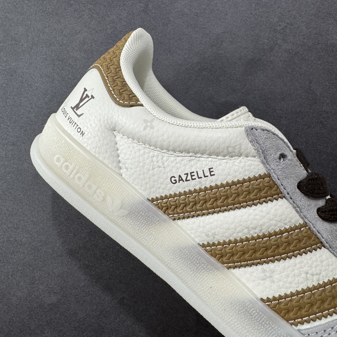 图片[6]-【定制版】Louis Vuitton x Adidas Original Gazelle Indoor 路易威登LV x 阿迪达斯 低帮 联名灰白黄 桑巴防滑耐磨轻便板鞋 鞋身整体采用米白色皮革打造，搭配经典T字形灰色麂皮框架覆盖层，鞋身两侧经典锯齿三条杠Logo采用黄色点缀，侧身Gazelle字样辅以黄色妆点，鞋舌上以白色LV字样及三叶草LLogo呈现，瞬间提升鞋子的时尚程度，后跟装饰片辅以黄色制作，后跟印有Louis Vuitton字样，彰显联名身份；最后以乳白色半透明中底搭配同色橡胶外底完善整体设计收尾。 货号：DM1234-010 尺码：36-45半 编码：CCB310320-选品中心