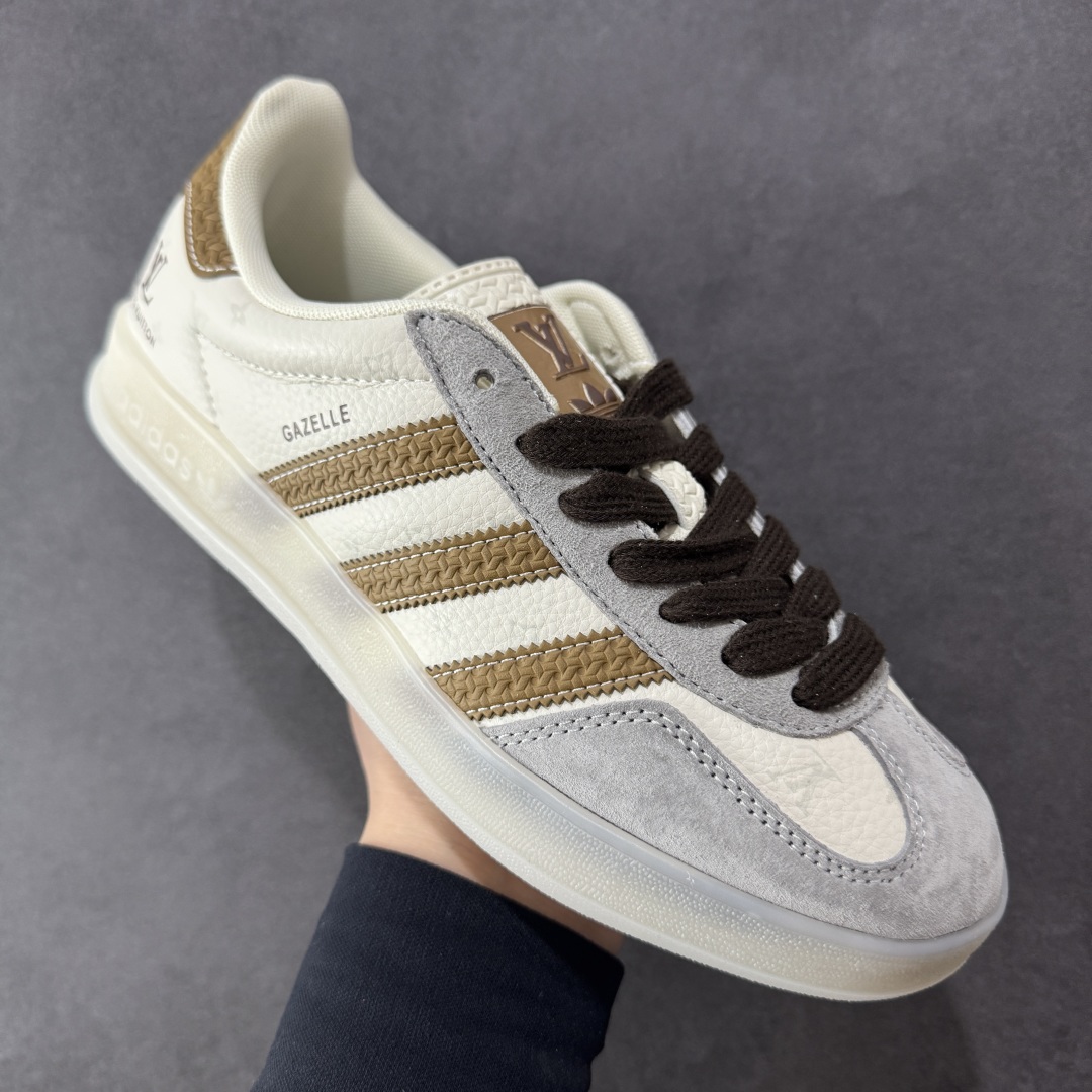 图片[3]-【定制版】Louis Vuitton x Adidas Original Gazelle Indoor 路易威登LV x 阿迪达斯 低帮 联名灰白黄 桑巴防滑耐磨轻便板鞋 鞋身整体采用米白色皮革打造，搭配经典T字形灰色麂皮框架覆盖层，鞋身两侧经典锯齿三条杠Logo采用黄色点缀，侧身Gazelle字样辅以黄色妆点，鞋舌上以白色LV字样及三叶草LLogo呈现，瞬间提升鞋子的时尚程度，后跟装饰片辅以黄色制作，后跟印有Louis Vuitton字样，彰显联名身份；最后以乳白色半透明中底搭配同色橡胶外底完善整体设计收尾。 货号：DM1234-010 尺码：36-45半 编码：CCB310320-选品中心