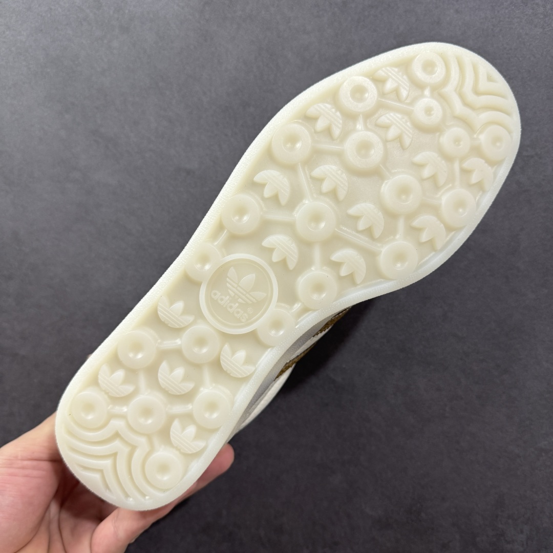 图片[9]-【定制版】Louis Vuitton x Adidas Original Gazelle Indoor 路易威登LV x 阿迪达斯 低帮 联名灰白黄 桑巴防滑耐磨轻便板鞋 鞋身整体采用米白色皮革打造，搭配经典T字形灰色麂皮框架覆盖层，鞋身两侧经典锯齿三条杠Logo采用黄色点缀，侧身Gazelle字样辅以黄色妆点，鞋舌上以白色LV字样及三叶草LLogo呈现，瞬间提升鞋子的时尚程度，后跟装饰片辅以黄色制作，后跟印有Louis Vuitton字样，彰显联名身份；最后以乳白色半透明中底搭配同色橡胶外底完善整体设计收尾。 货号：DM1234-010 尺码：36-45半 编码：CCB310320-选品中心