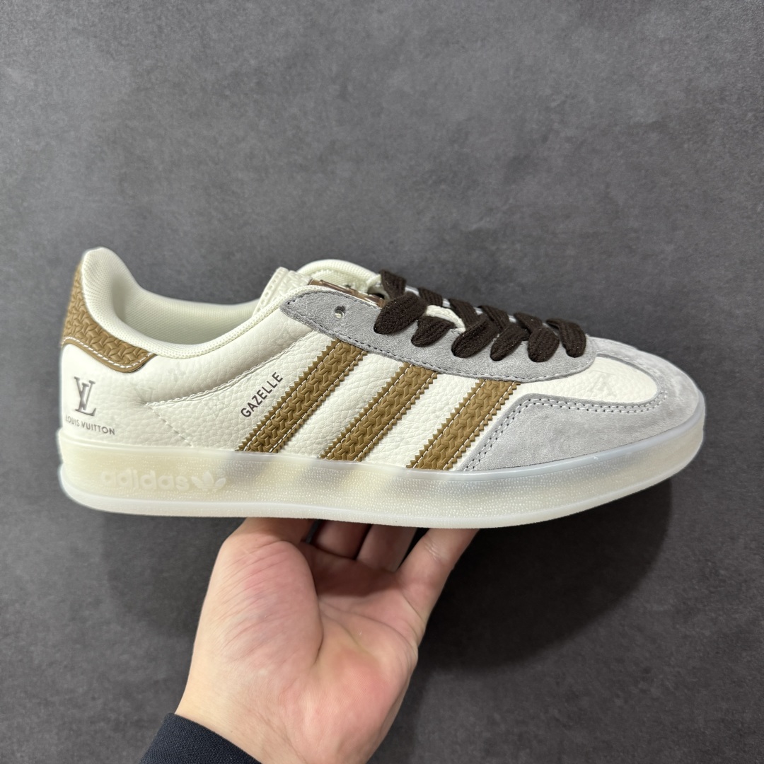 【定制版】Louis Vuitton x Adidas Original Gazelle Indoor 路易威登LV x 阿迪达斯 低帮 联名灰白黄 桑巴防滑耐磨轻便板鞋 鞋身整体采用米白色皮革打造,搭配经典T字形灰色麂皮框架覆盖层,鞋身两侧经典锯齿三条杠Logo采用黄色点缀,侧身Gazelle字样辅以黄色妆点,鞋舌上以白色LV字样及三叶草LLogo呈现,瞬间提升鞋子的时尚程度,后跟装饰片辅以黄色制作,后跟印有Louis Vuitton字样,彰显联名身份;最后以乳白色半透明中底搭配同色橡胶外底完善整体设计收尾。 货号:DM1234-010 尺码:36-45半 编码:CCB310320-选品中心
