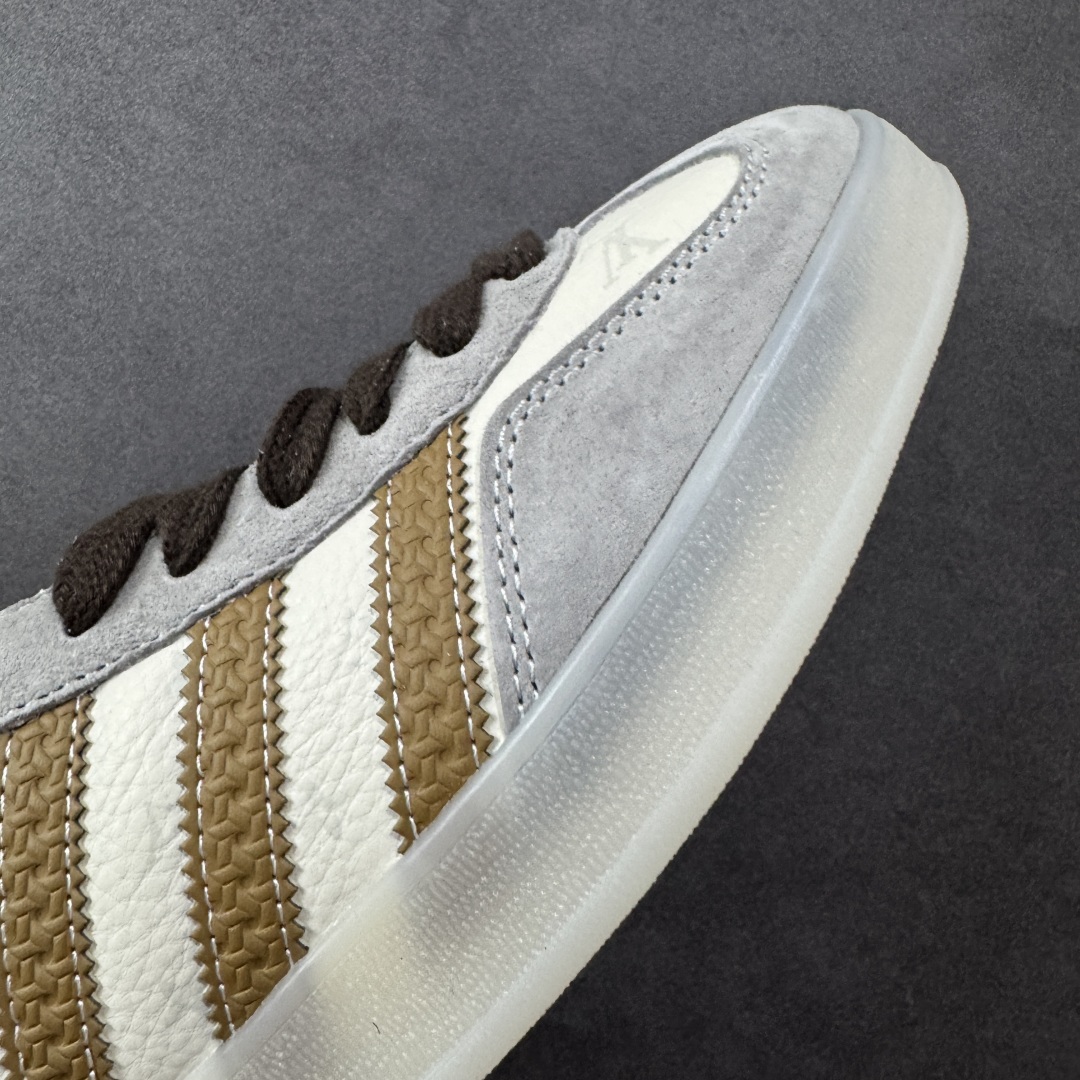 图片[5]-【定制版】Louis Vuitton x Adidas Original Gazelle Indoor 路易威登LV x 阿迪达斯 低帮 联名灰白黄 桑巴防滑耐磨轻便板鞋 鞋身整体采用米白色皮革打造，搭配经典T字形灰色麂皮框架覆盖层，鞋身两侧经典锯齿三条杠Logo采用黄色点缀，侧身Gazelle字样辅以黄色妆点，鞋舌上以白色LV字样及三叶草LLogo呈现，瞬间提升鞋子的时尚程度，后跟装饰片辅以黄色制作，后跟印有Louis Vuitton字样，彰显联名身份；最后以乳白色半透明中底搭配同色橡胶外底完善整体设计收尾。 货号：DM1234-010 尺码：36-45半 编码：CCB310320-选品中心